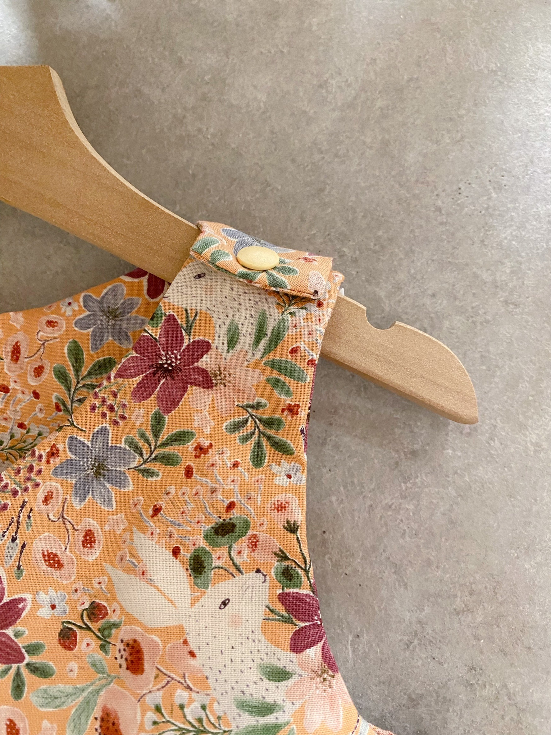 粉橘花卉小白兔 單肩釦洋裝(100)