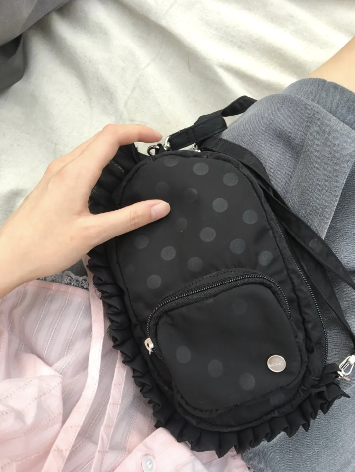 THE MUSEUM VISITOR Dot Frill Minibag