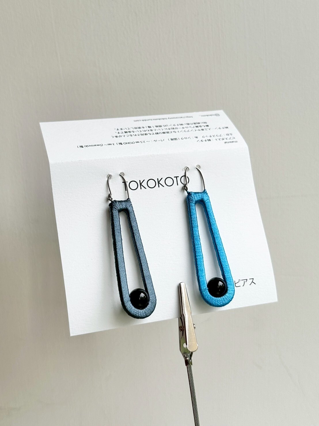 [TOKOKOTO] 刺繡珍珠水滴耳環 | 瑠璃x炭灰 | 耳針 | NO.106