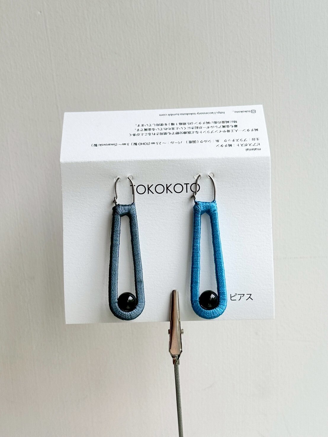 [TOKOKOTO] 刺繡珍珠水滴耳環 | 瑠璃x炭灰 | 耳針 | NO.106