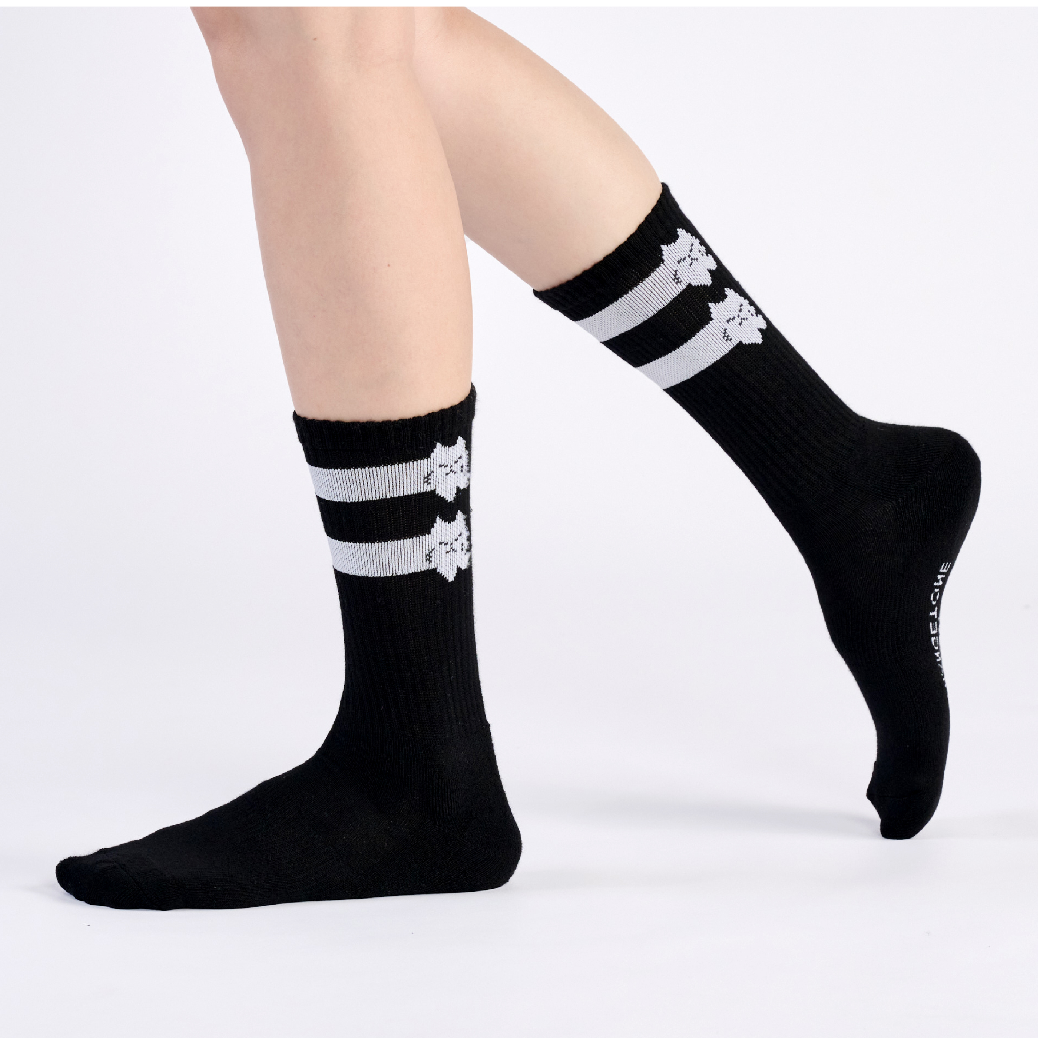 拉長了的厭世貓 運動中筒襪〈黑〉