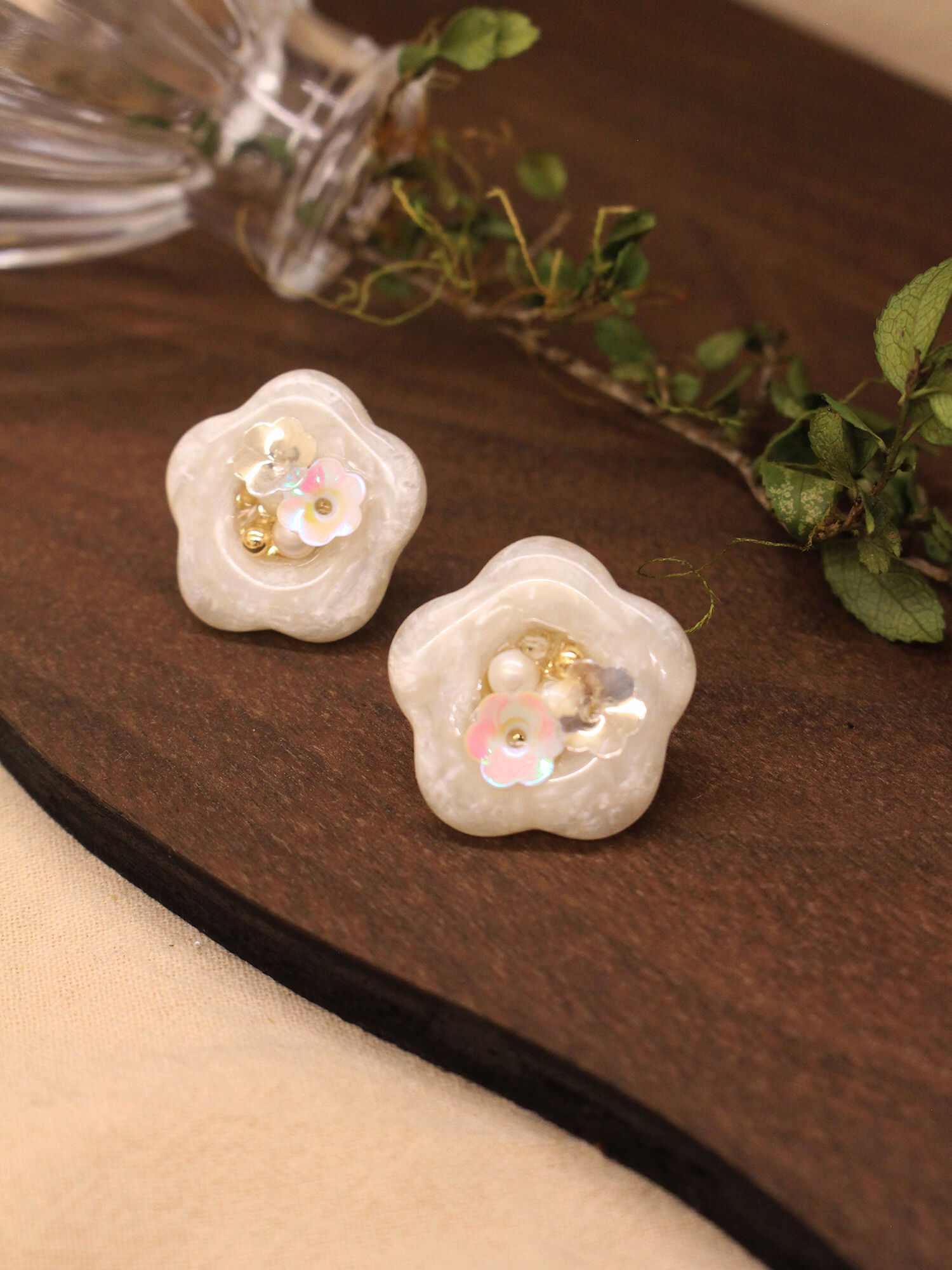 小島日記。MUCHAT手作14KGP暈染小花珍珠純銀針耳環