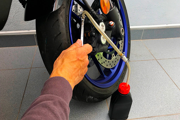 brake-fluid-inspection