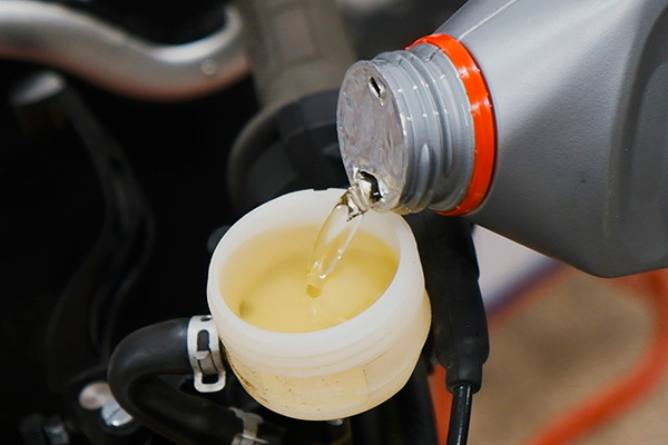 brake-fluid-inspection