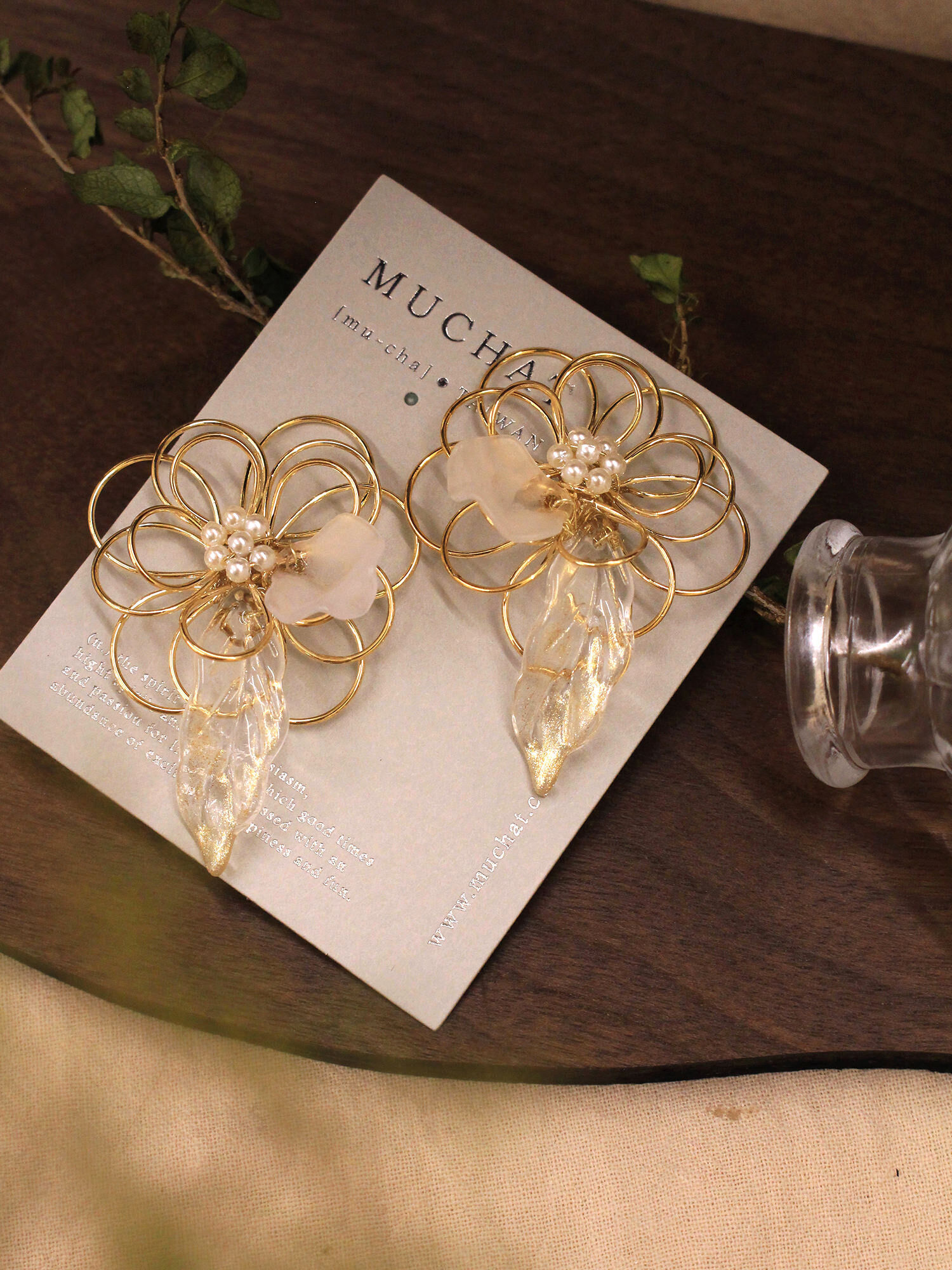 陽光灑落。MUCHAT手作14KGP鏤空金花純銀針耳環