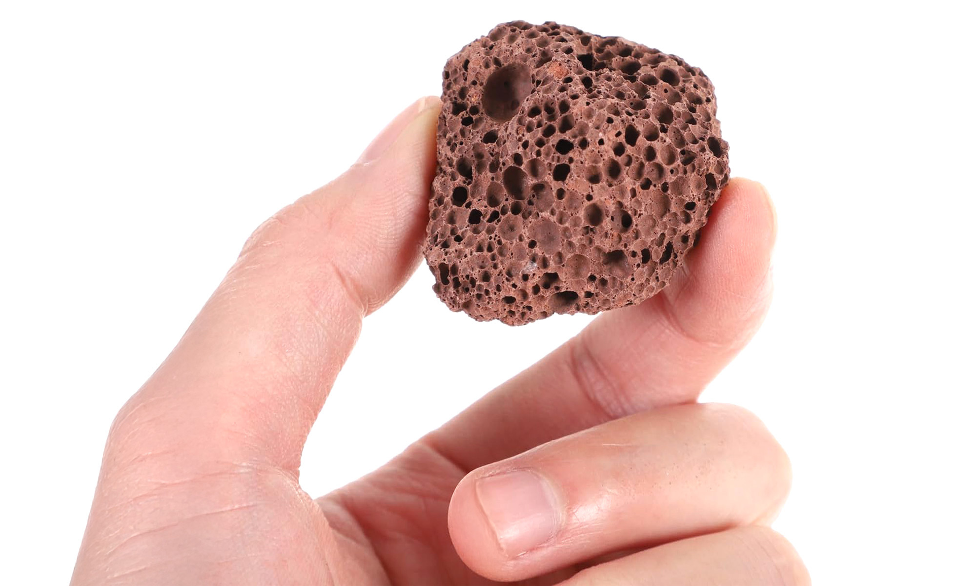 天然的火山石濾材因為其天然的多孔結構，不僅能提供良好的生物過濾效果，還能適度調節水質