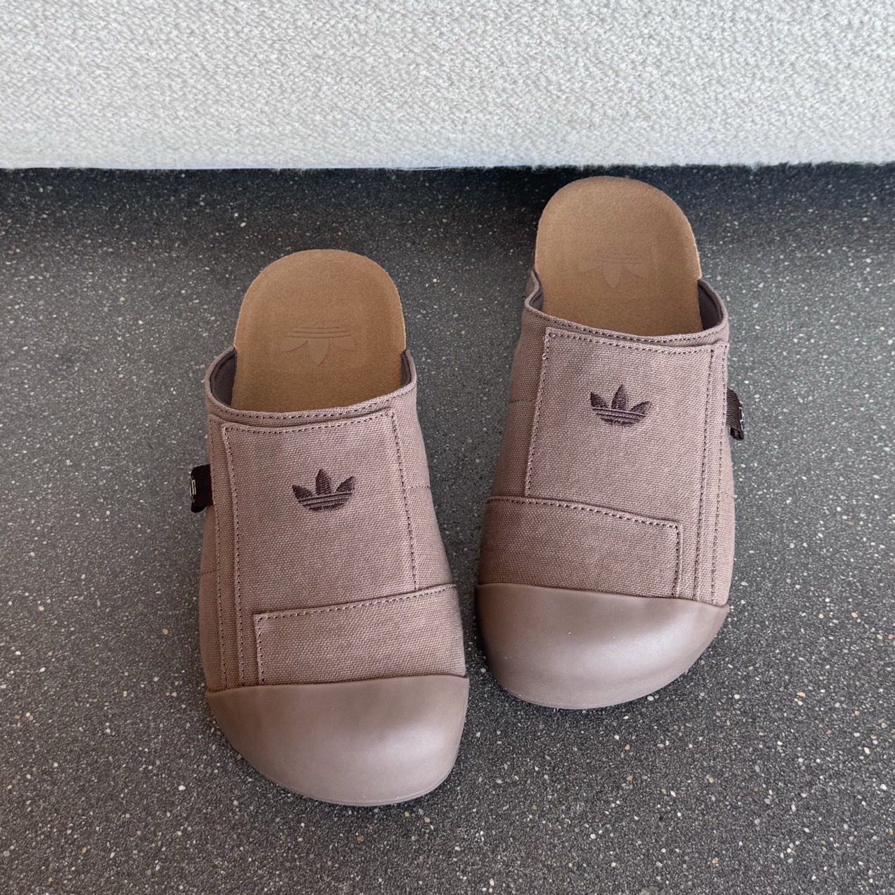 ADIDAS ORIGINALS ADIMULE SLDIES 穆勒鞋 包頭拖鞋 懶人鞋 半拖鞋 可可色 棕色 異材質 男女鞋 JP9189 / 預購