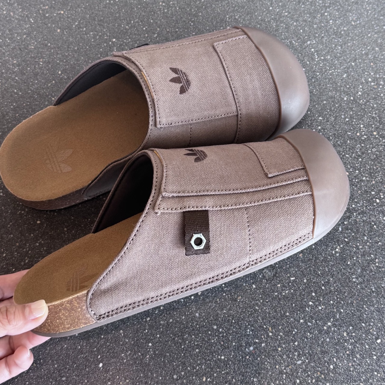 ADIDAS ORIGINALS ADIMULE SLDIES 穆勒鞋 包頭拖鞋 懶人鞋 半拖鞋 可可色 棕色 異材質 男女鞋 JP9189 / 預購