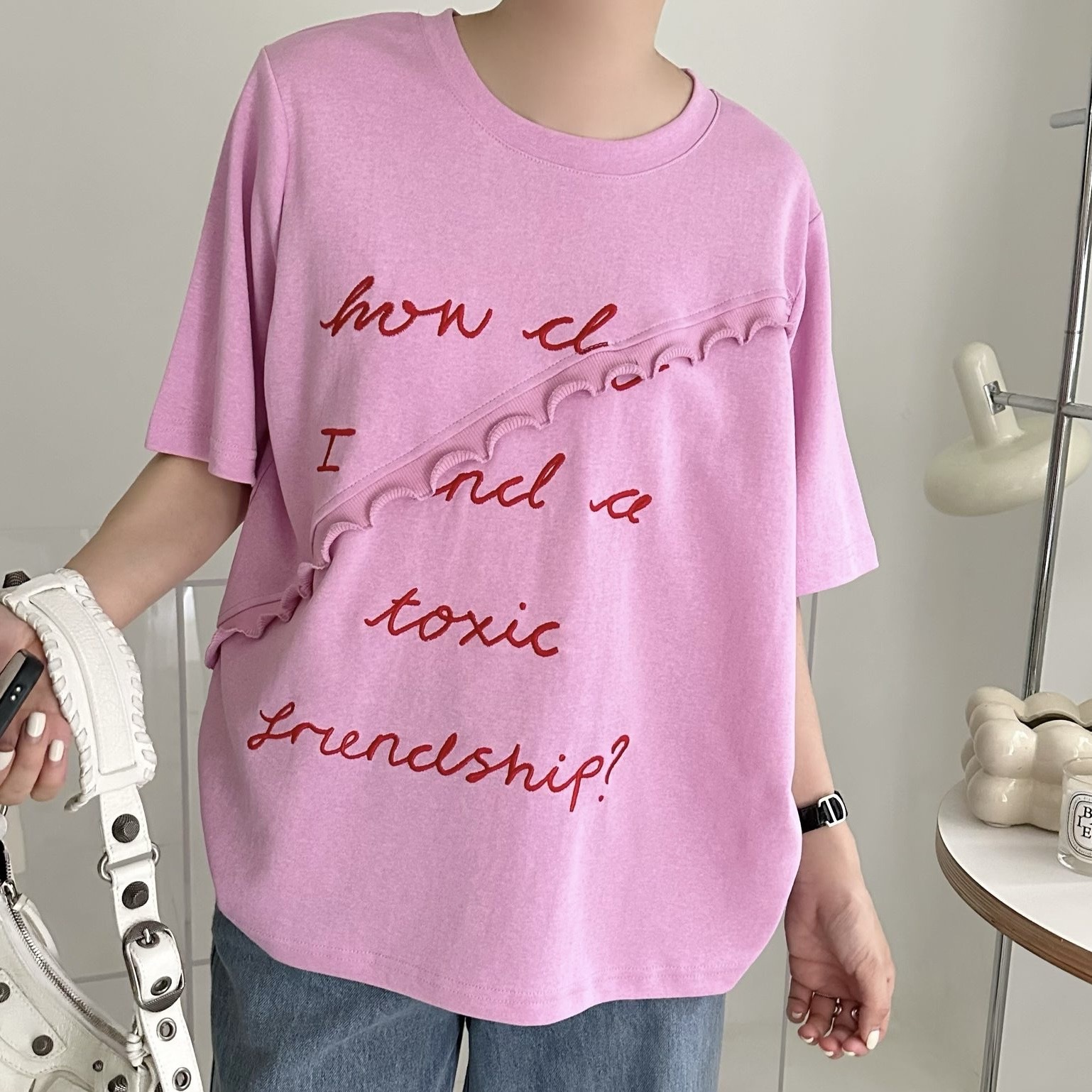 【BONNIE】斜波浪邊繡英文字TOP (E63-E67)