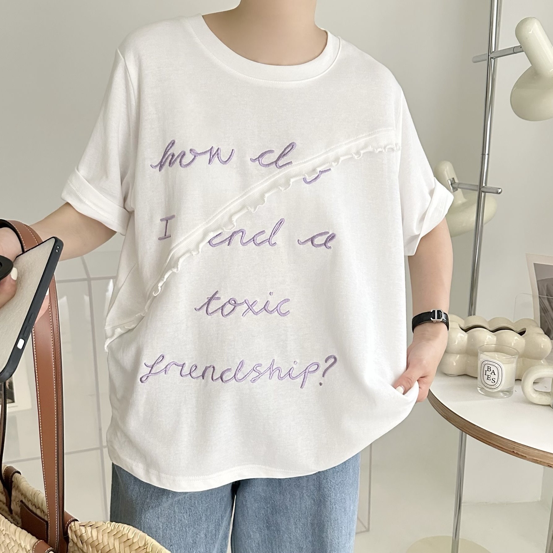 【BONNIE】斜波浪邊繡英文字TOP