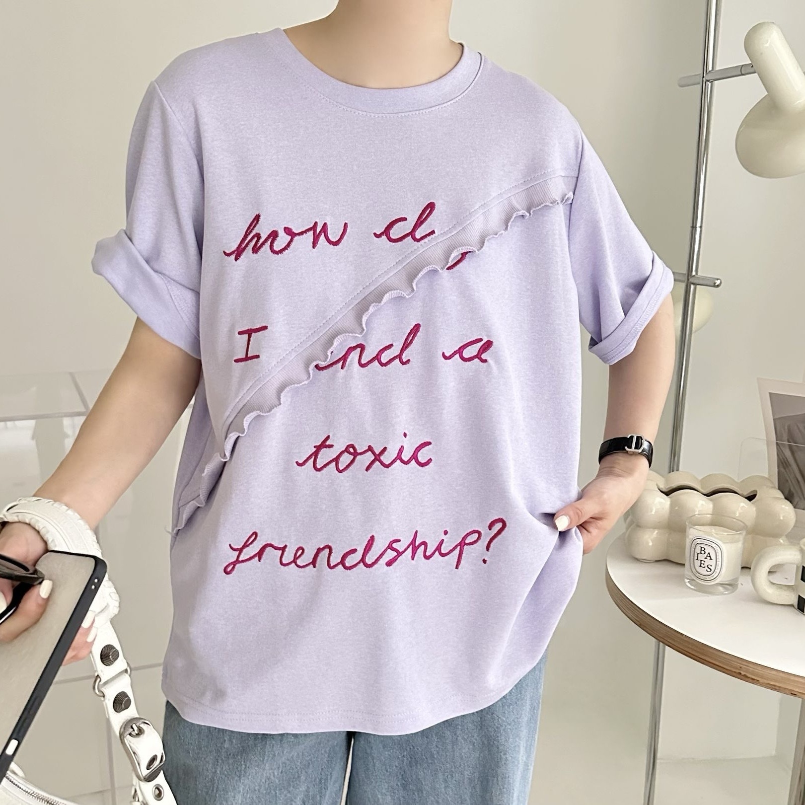 【BONNIE】斜波浪邊繡英文字TOP