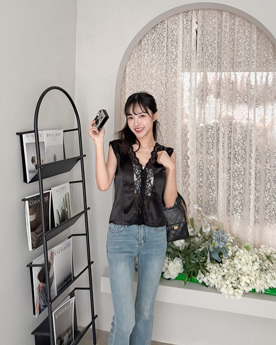 LINA LINA法式高雅蕾絲滾邊珍珠釦V領上衣-貴氣黑