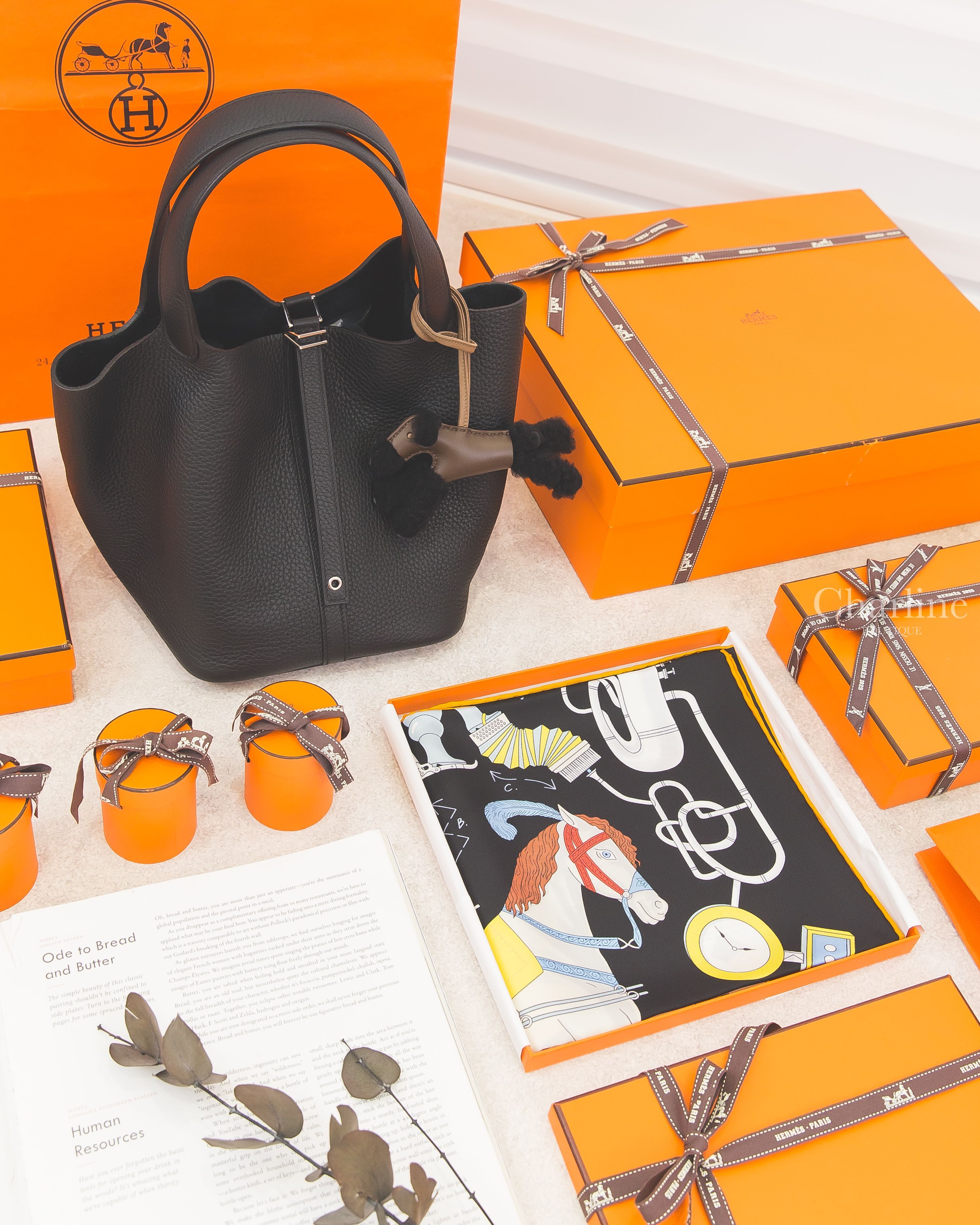 Hermès Picotin 22cm 黑色銀釦水桶包,Hermès Tea For Two Scarf 90 黑色/紅色/彩色方巾,Hermès Budy Charm 巧克力色/大象灰/黑色羊毛獵狐梗犬-Charline Boutique 精品代購