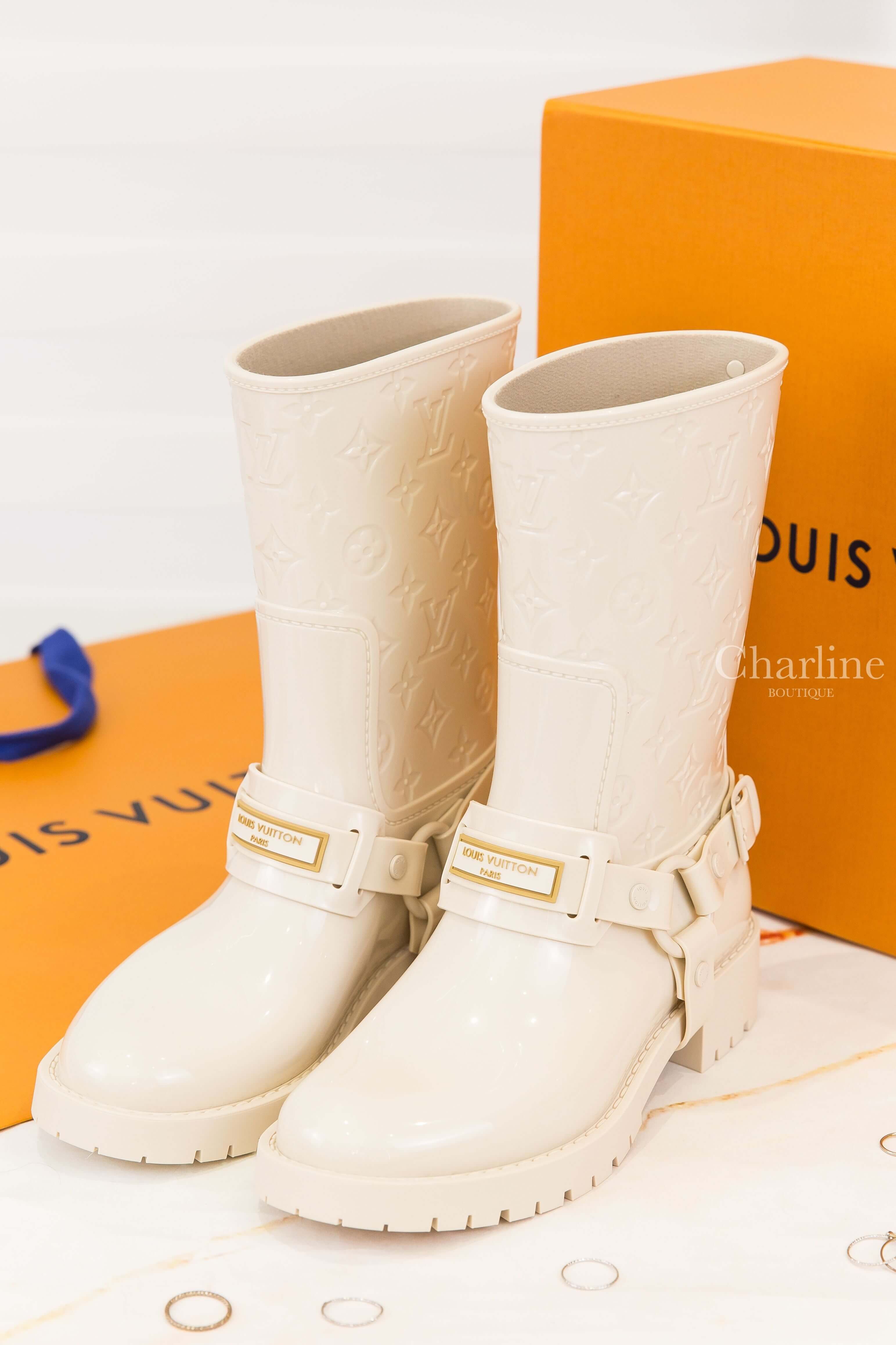 Louis Vuitton Drops Flat Half Rain Boot 白色老花壓紋扣環金色字母橡膠雨靴-Charline Boutique 精品代購