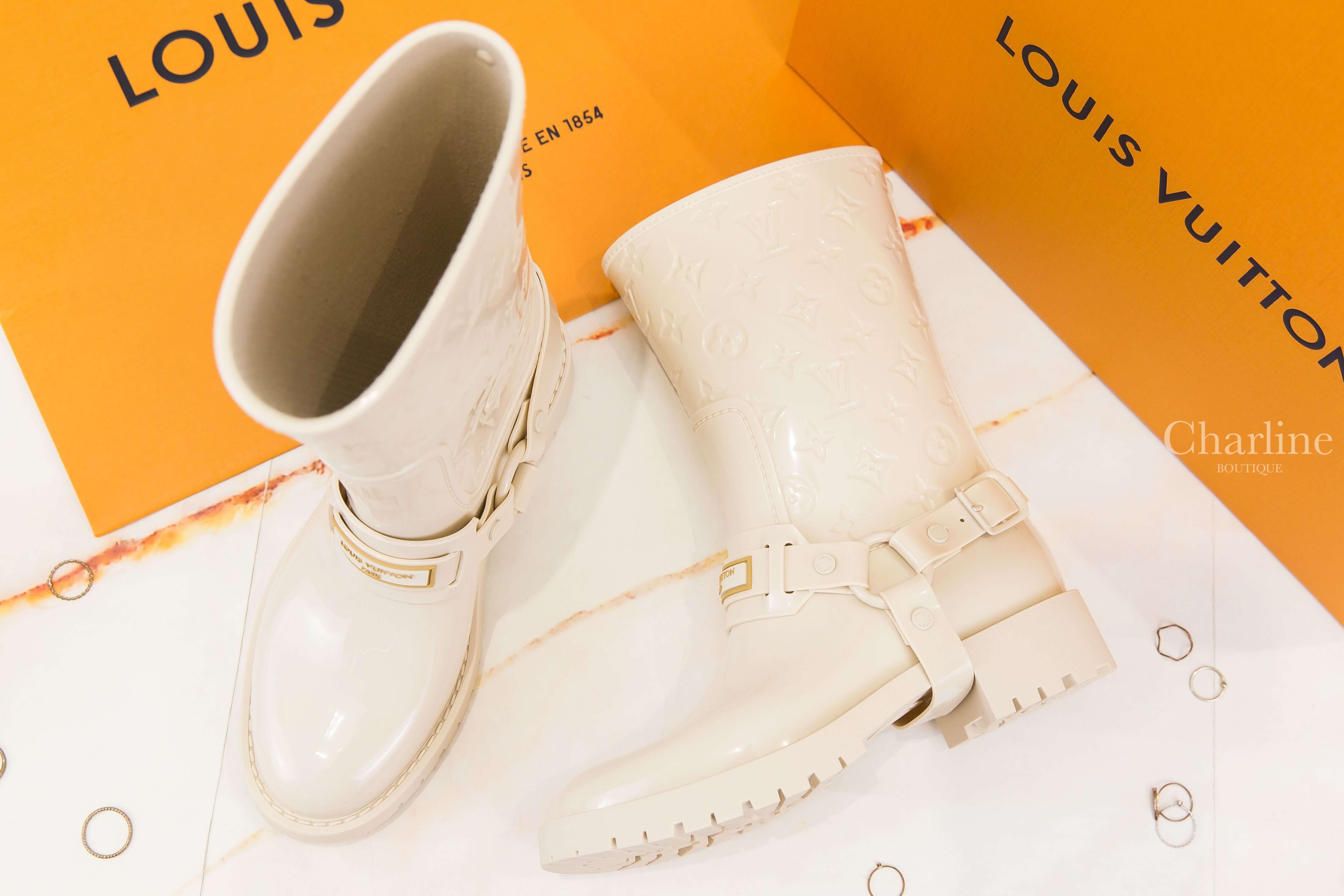 Louis Vuitton Drops Flat Half Rain Boot 白色老花壓紋扣環金色字母橡膠雨靴-Charline Boutique 精品代購