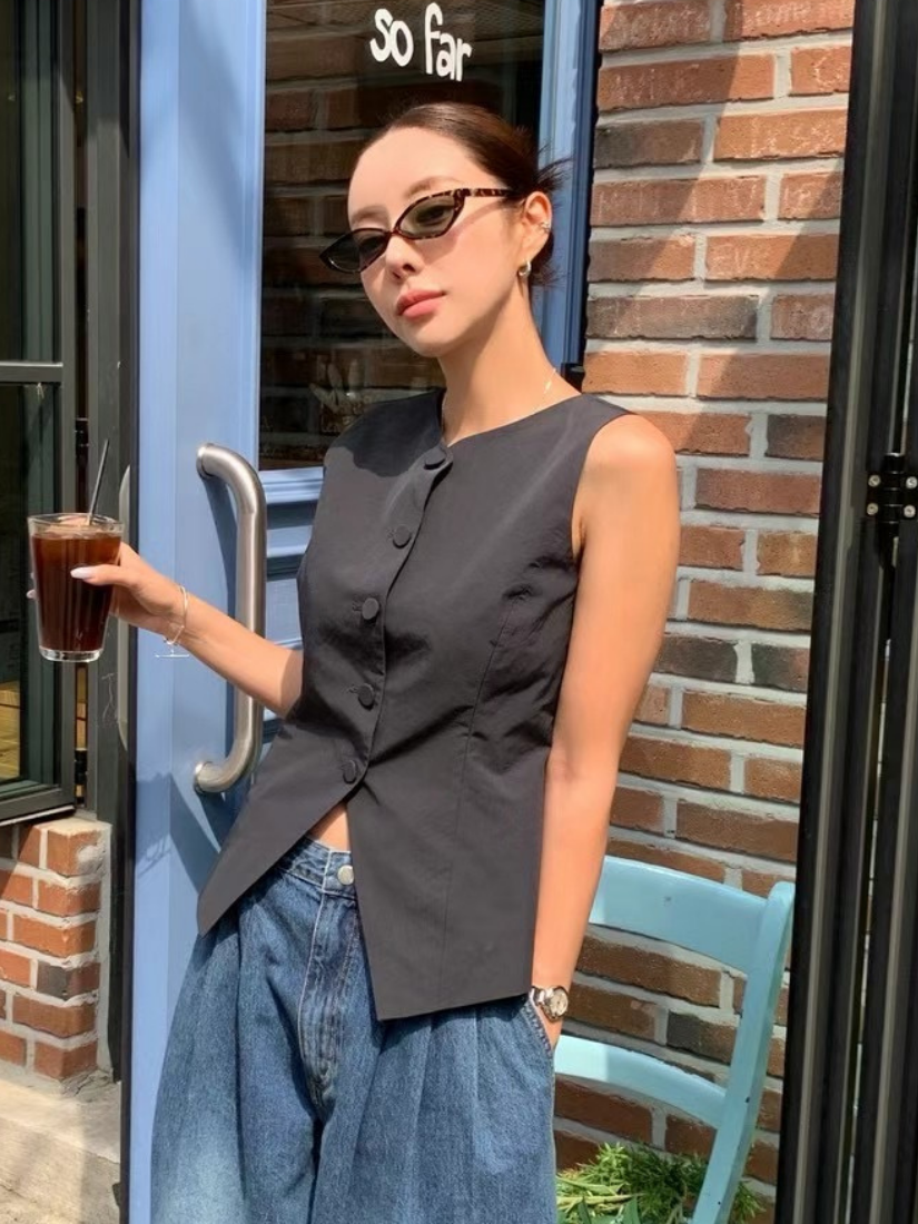 [現貨] Urbana 摩登排釦開衩背心上衣 [ 深灰色 / S ]