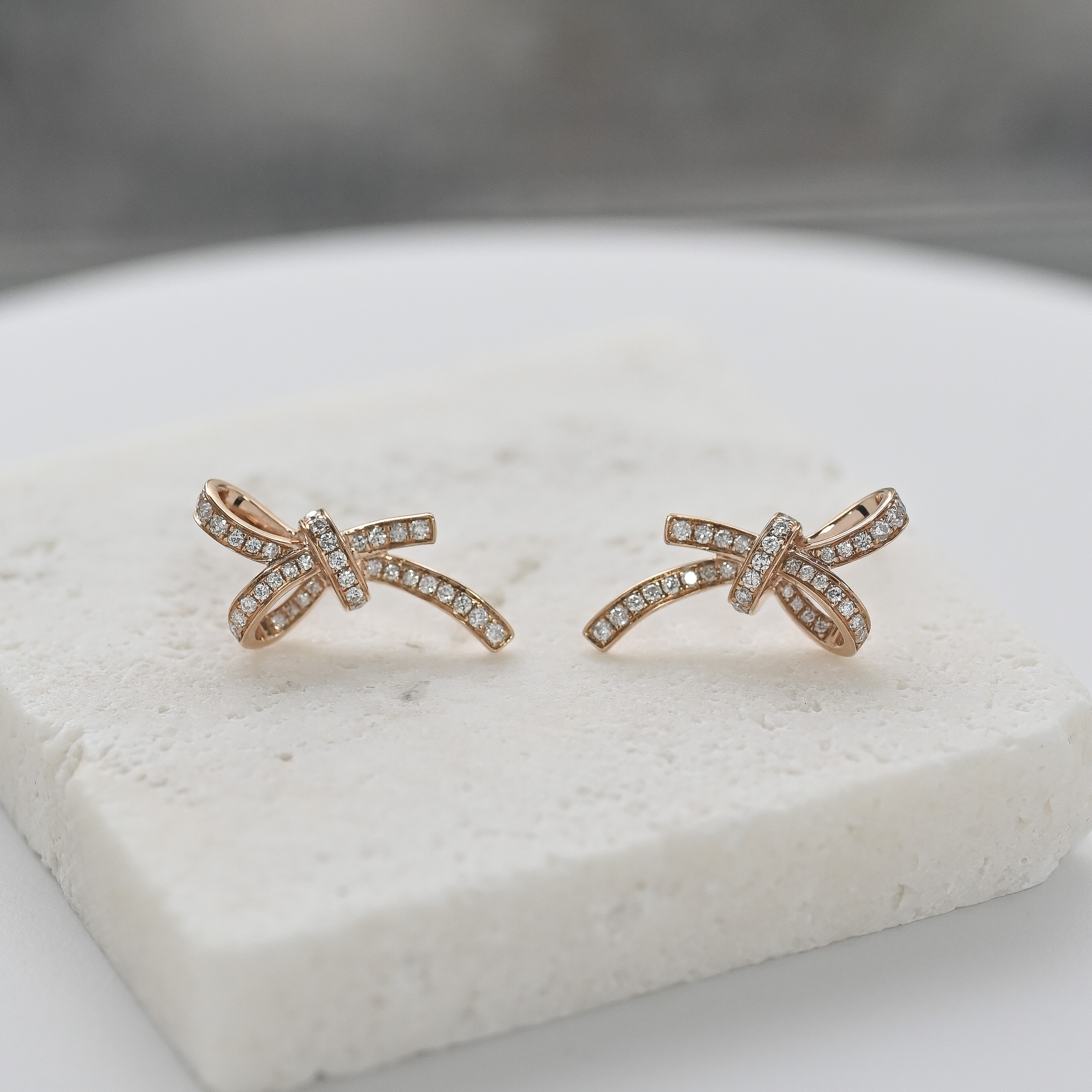 18K Ribbon Diamond Earring