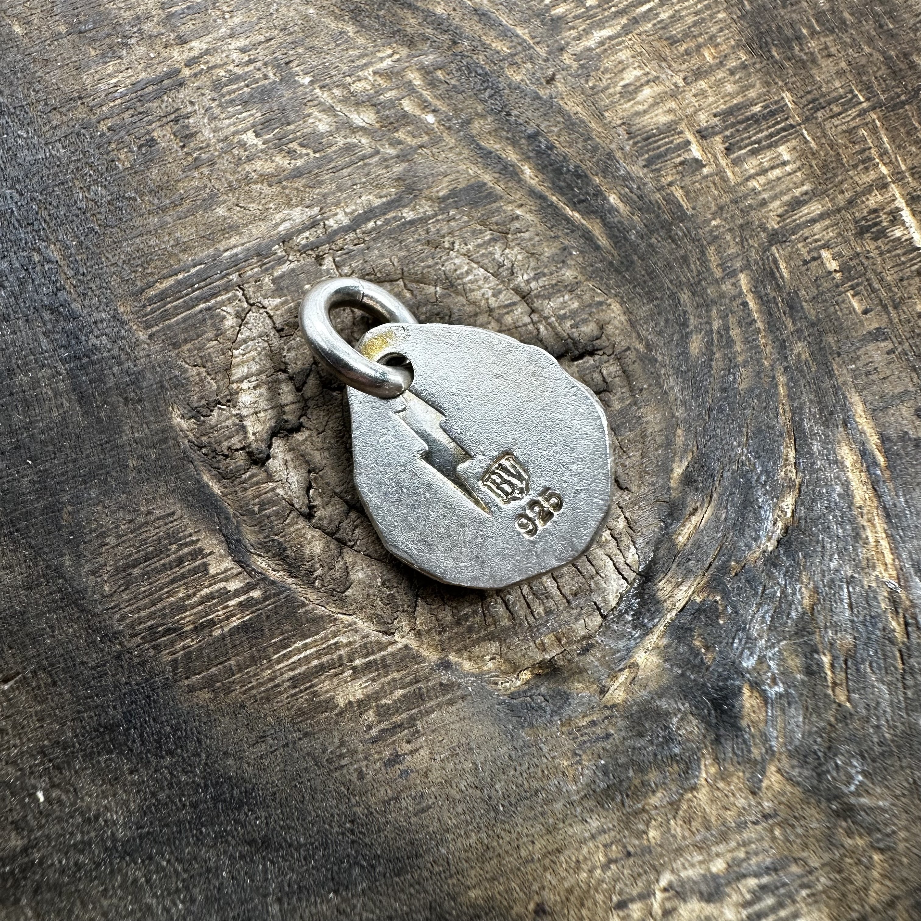 Black Venom Jewelry- Freedom & Prayer 沙丁珊瑚銀餅(S)。