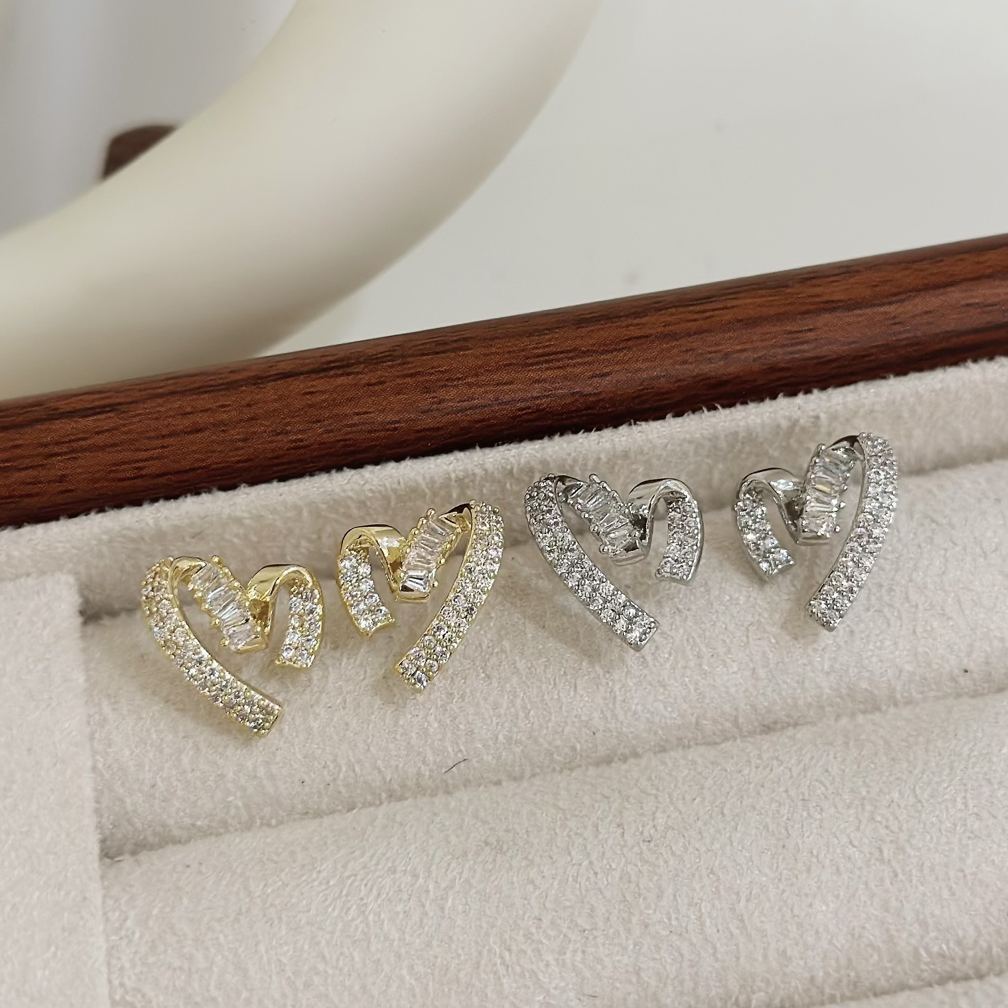 B415排鑽鋯石愛心耳針