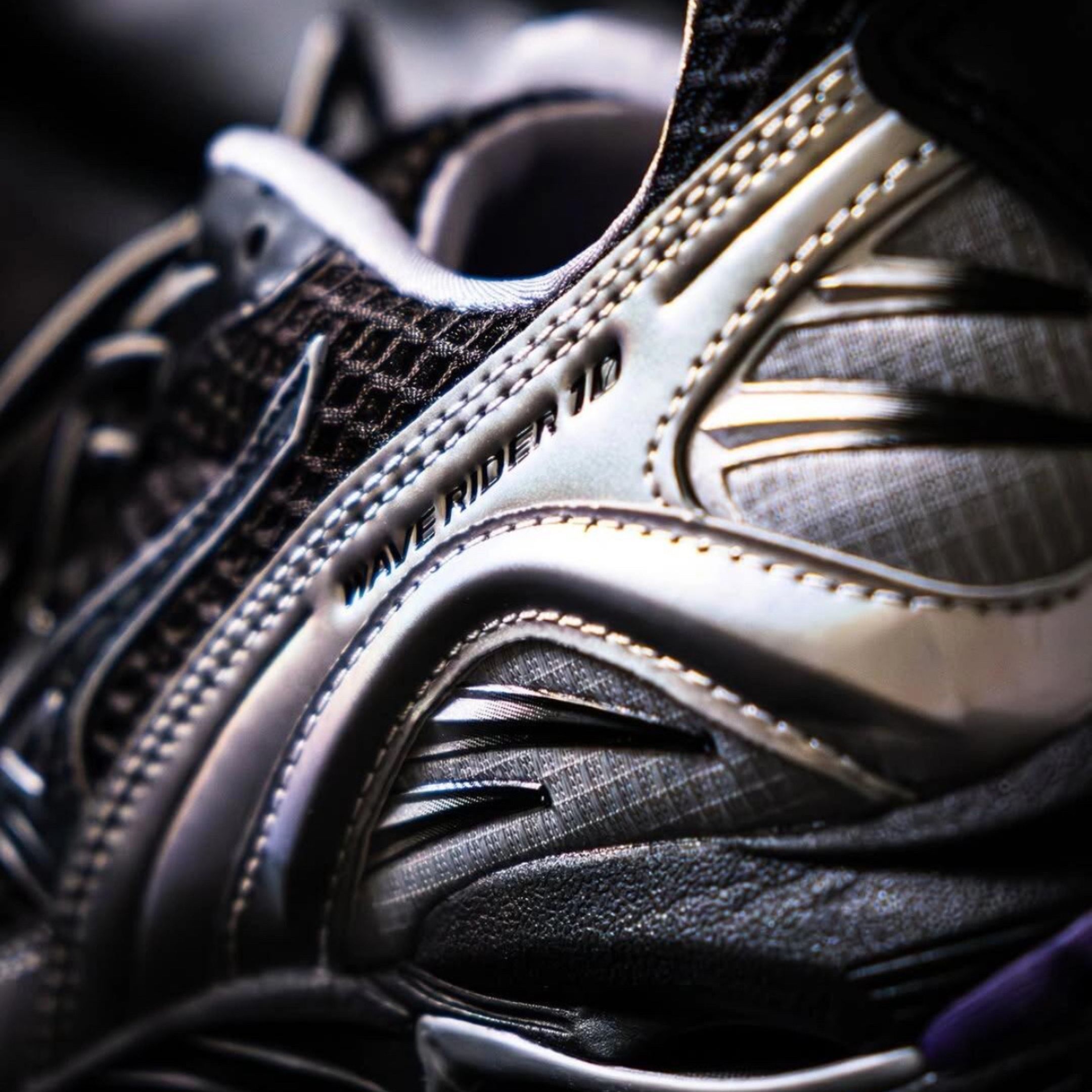 NICEDAY 代購 Mizuno Wave Rider 10 黑銀 銀 黑 網眼 透氣 慢跑 機能 未來感 D1GA250601