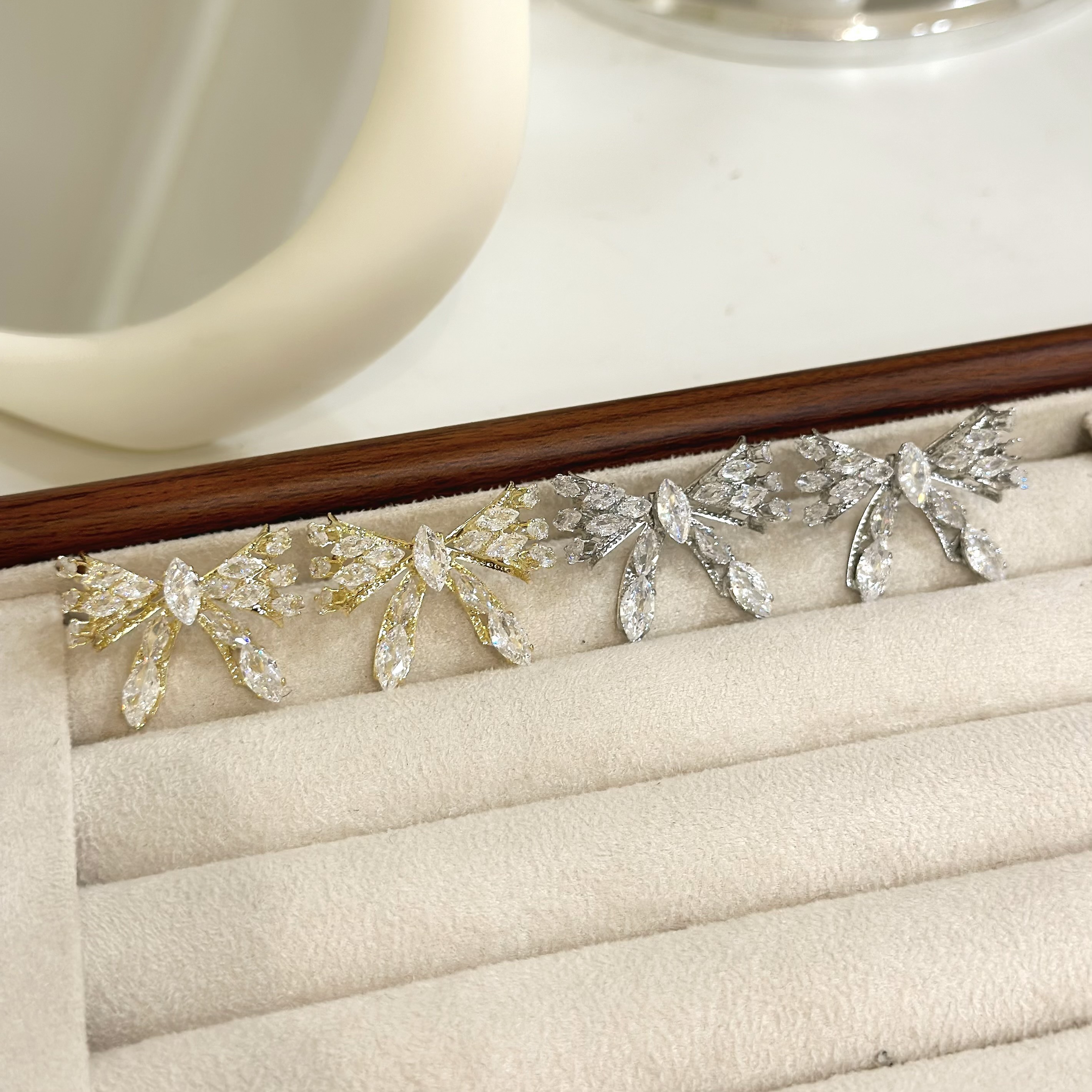 B444大款鋯石鏤空蝴蝶結耳針