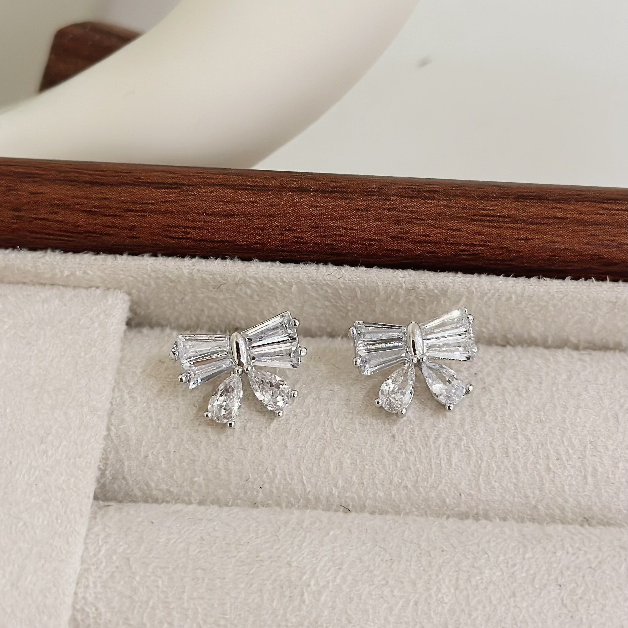 B476鋯石排鑽蝴蝶結耳針