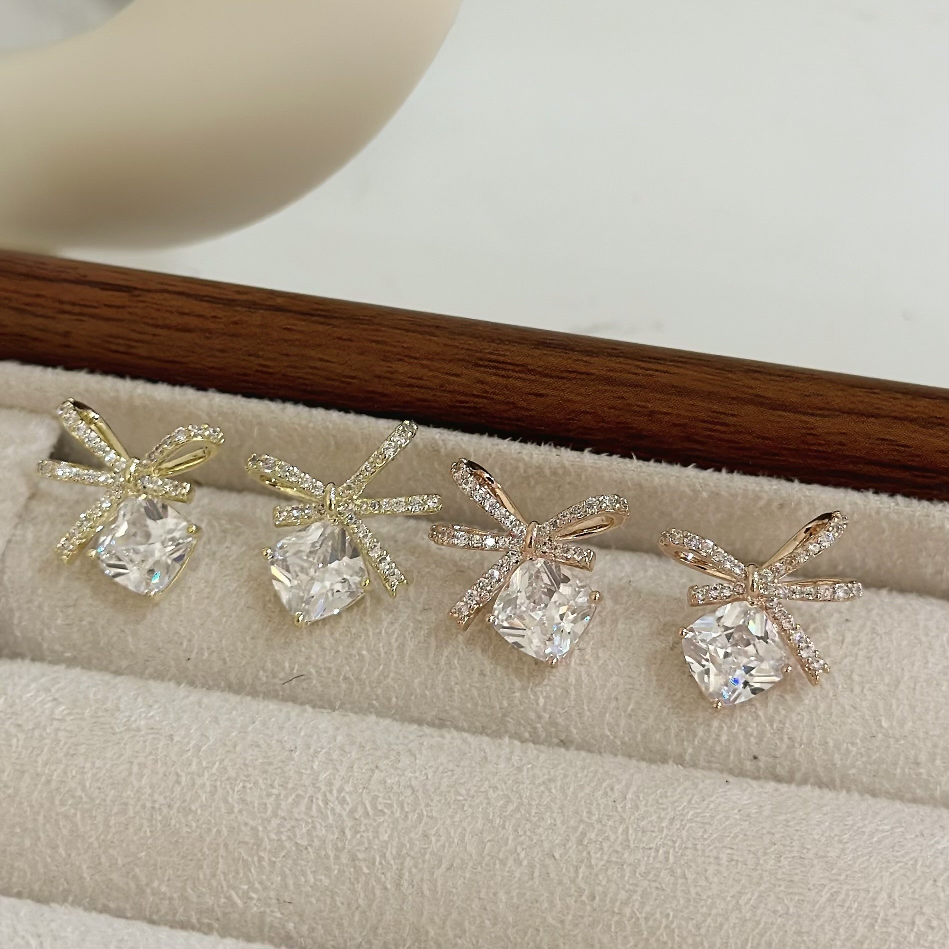 B223排鑽蝴蝶結鋯石耳針