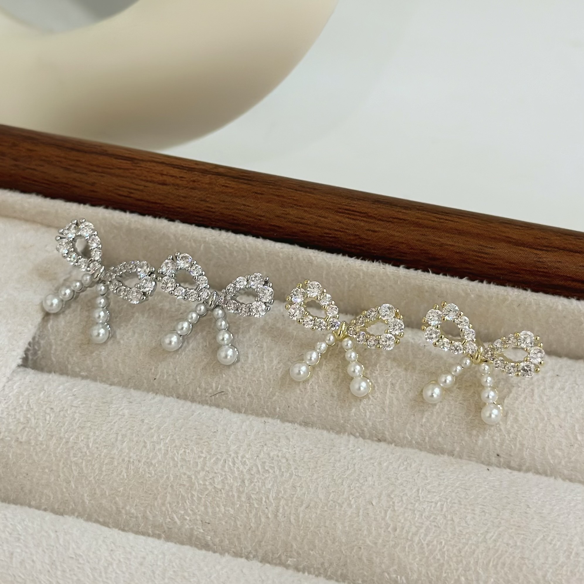 B242排鑽珍珠蝴蝶結耳針