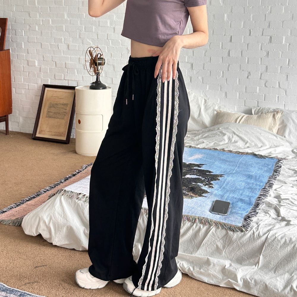 【拼接運動褲】DOMISS蕾絲滾邊抽繩寬褲 腰鬆緊長褲-2色(現貨)