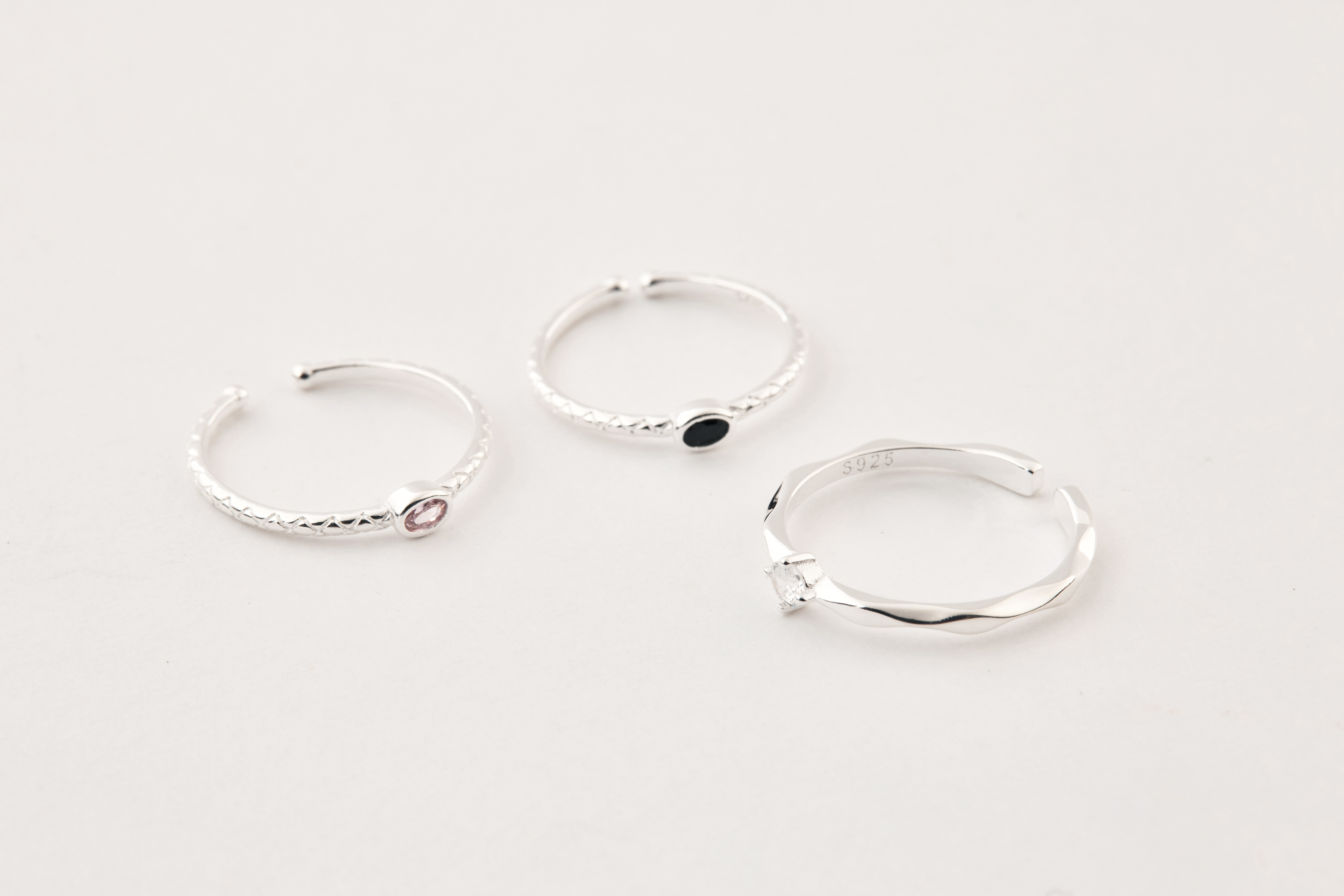 鋯石戒指與另外兩款純銀鋯石戒指一同擺拍，展現疊戴靈感與搭配選擇。