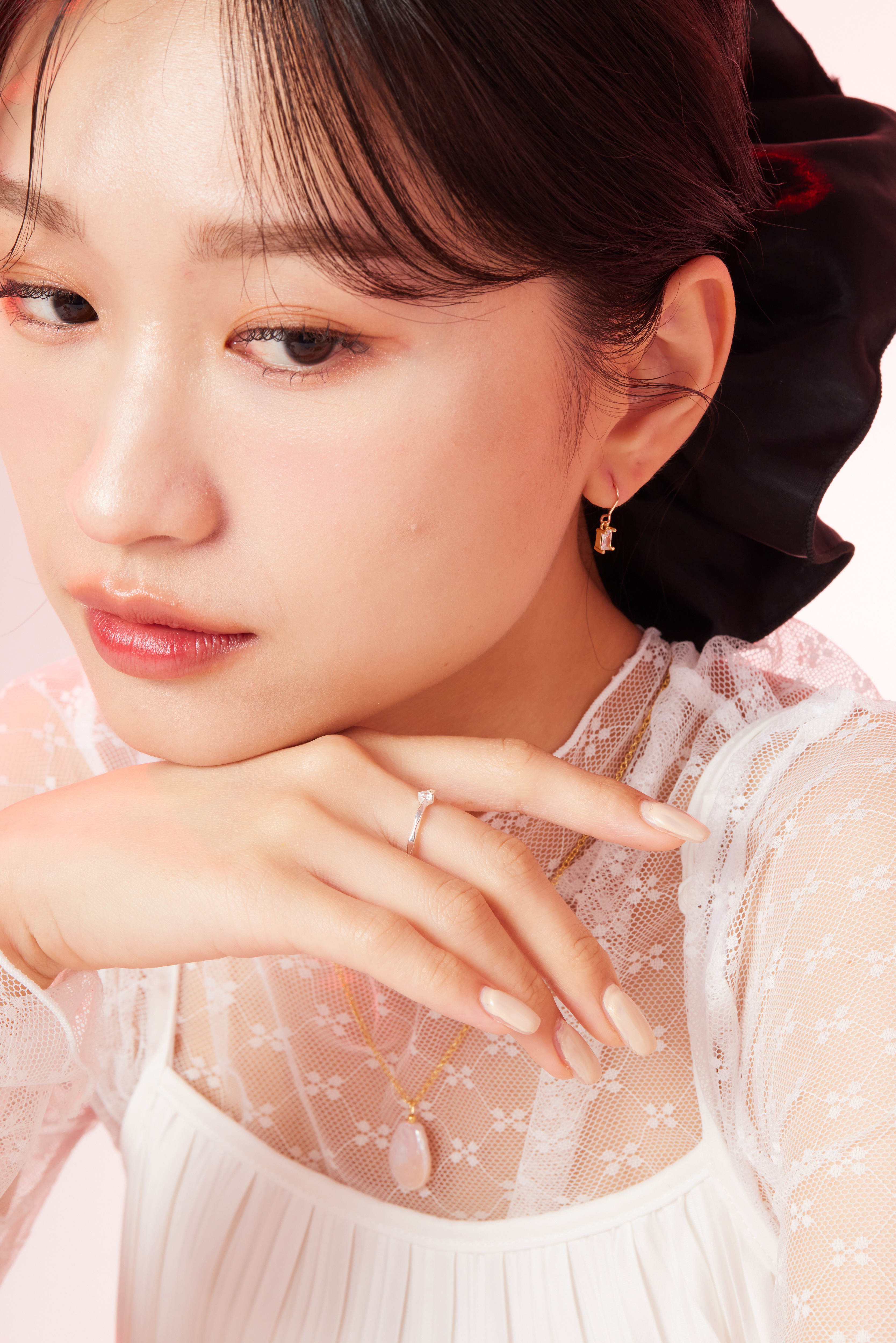 模特手部自然下垂，鋯石戒指閃耀光芒，襯托整體穿搭的質感層次。