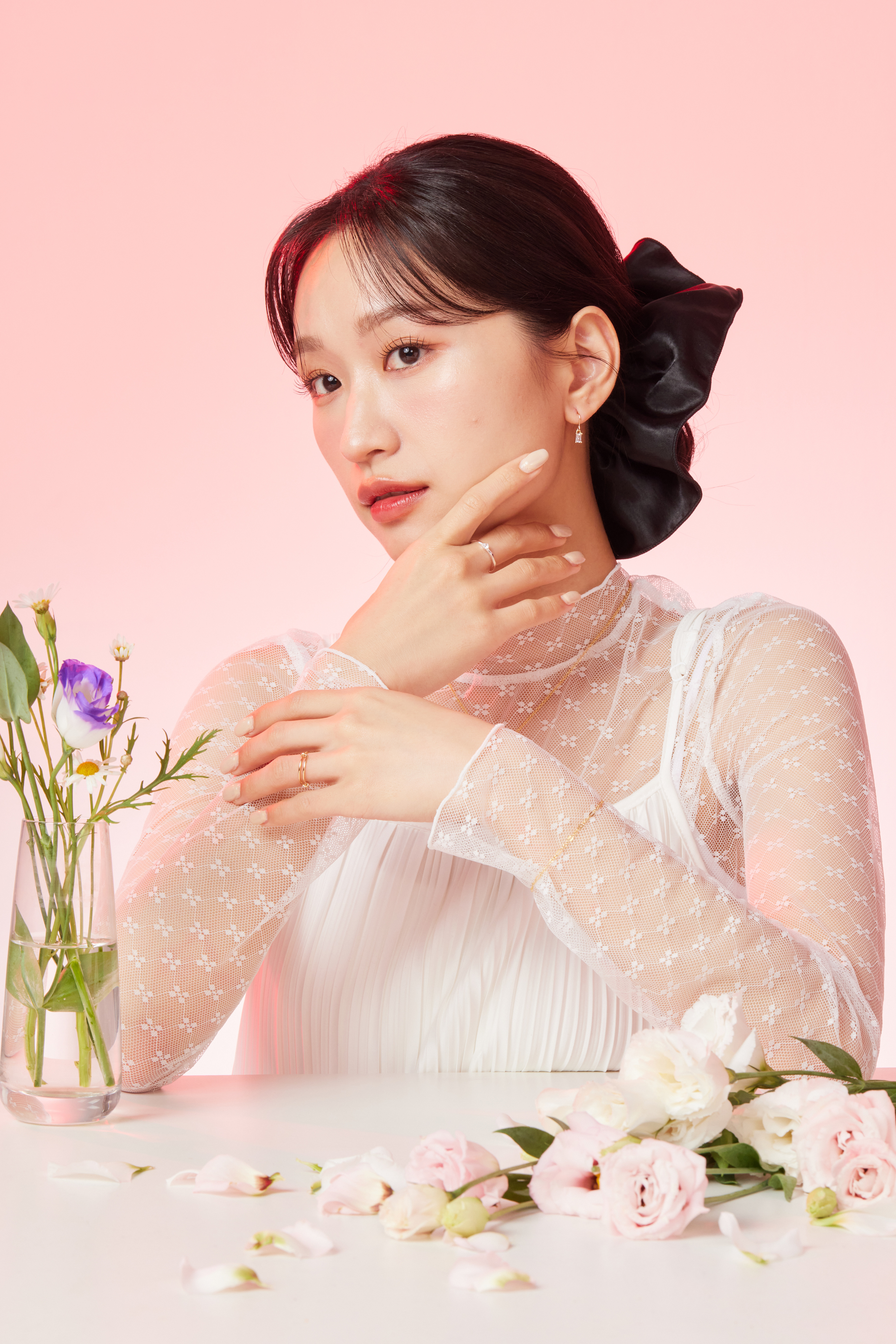 模特穿著日甜美服飾，戒指作為指間亮點，低調而不失精緻感。