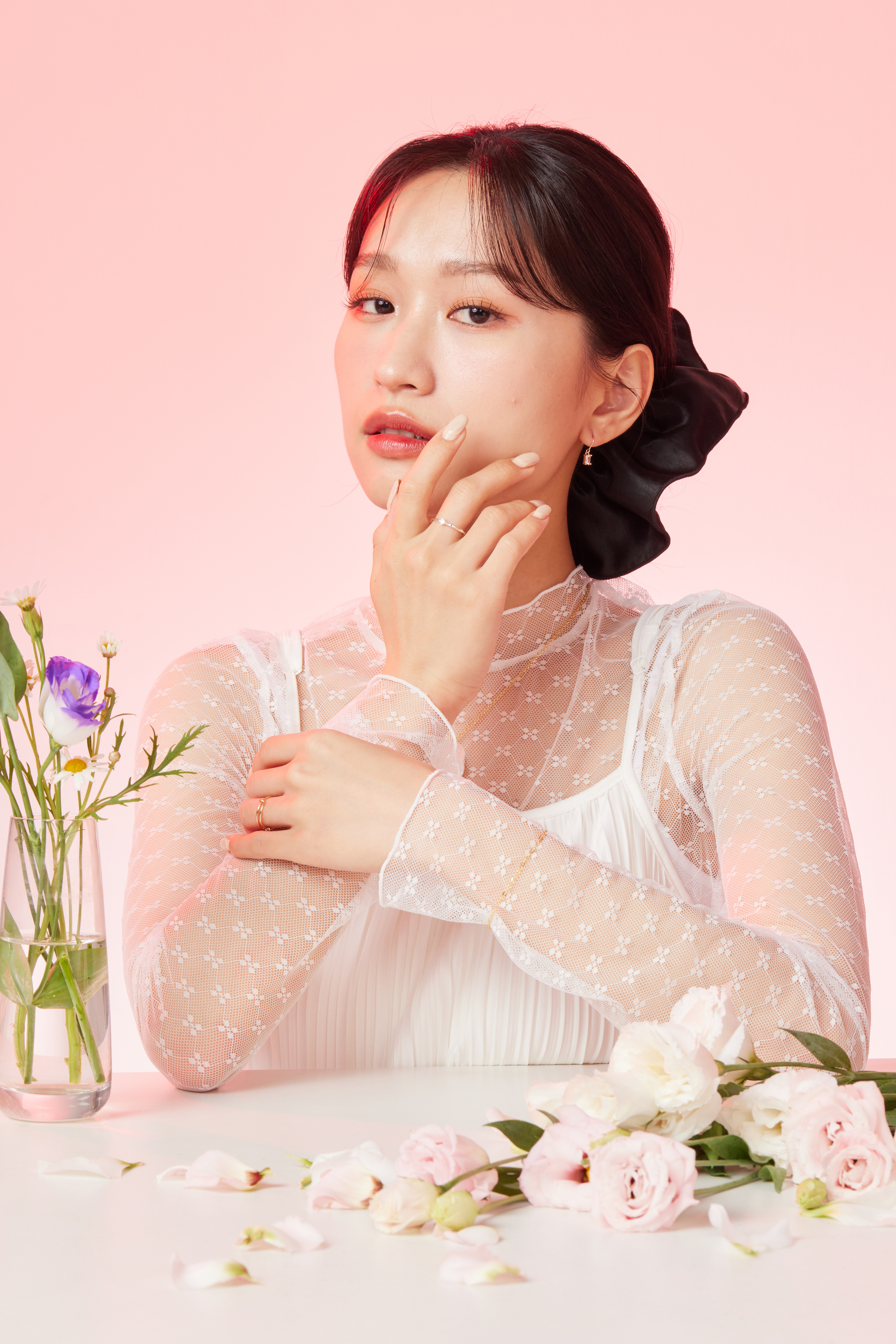 模特輕輕摸著臉，鋯石折射出閃亮光芒，散發細膩魅力。