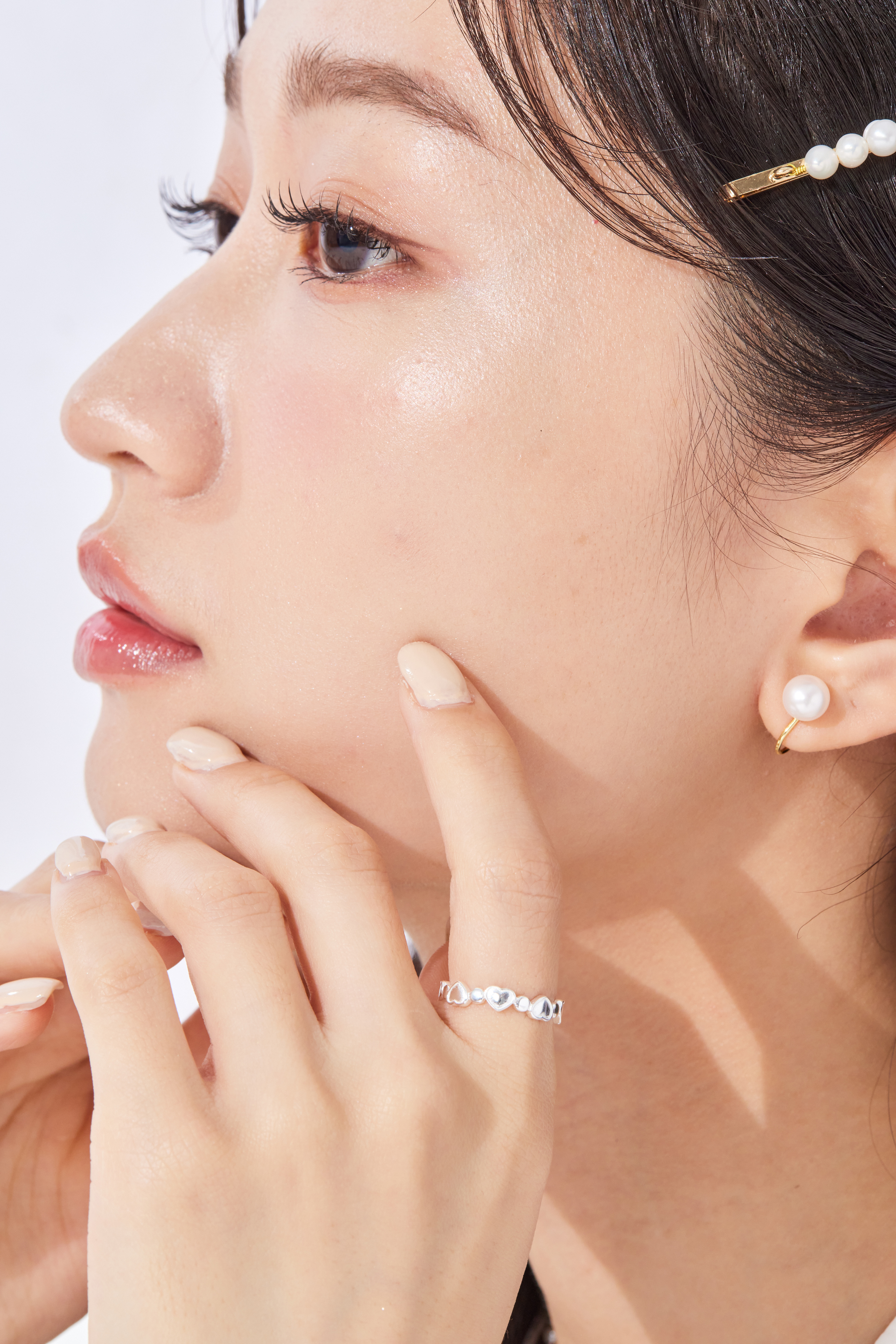 模特手指特寫，純銀愛心戒指戴於食指，愛心造型清晰可見，展現甜美風格。