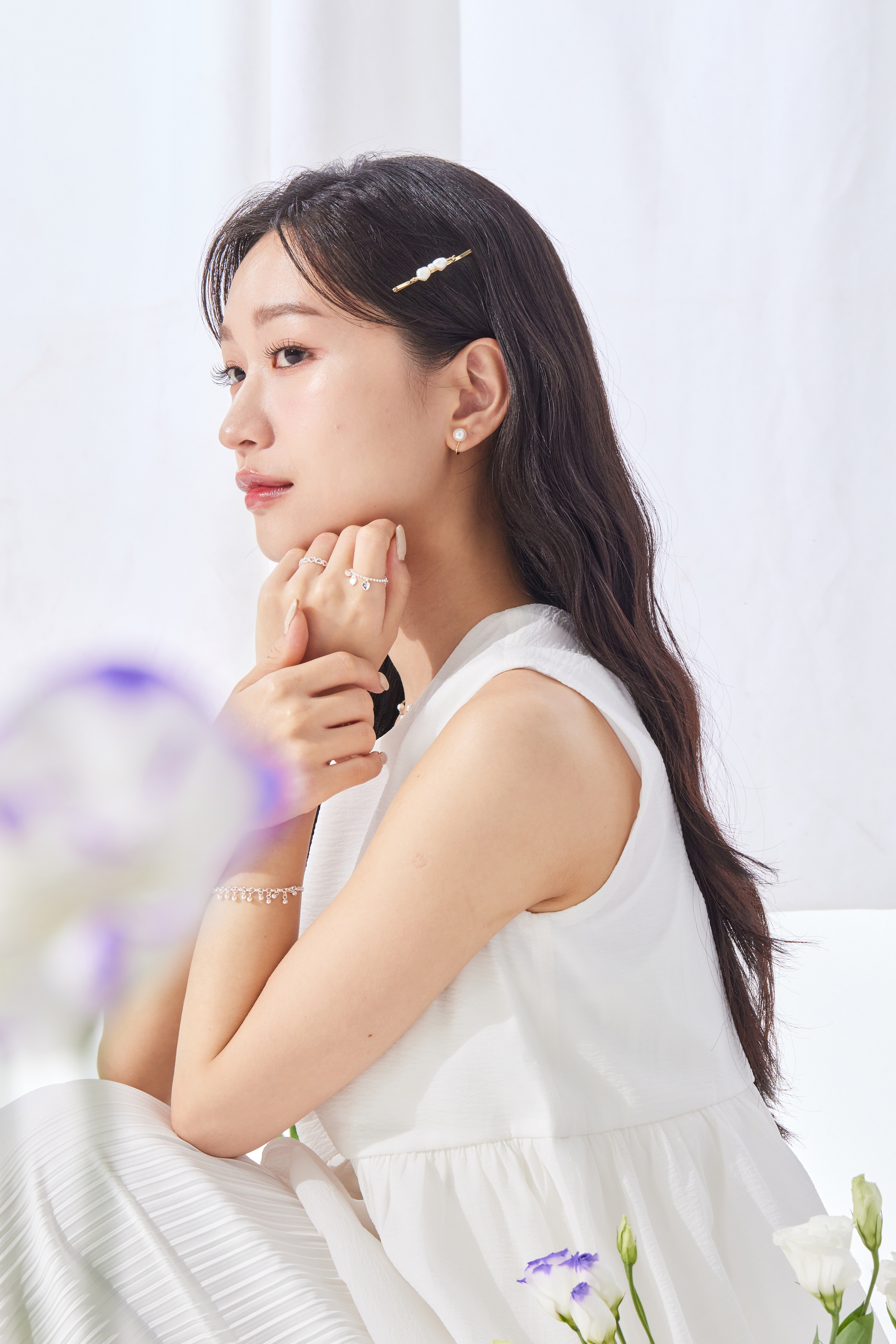 模特搭配日常穿搭，愛心鏈戒於手指間閃爍純銀光澤，呈現極簡風格。