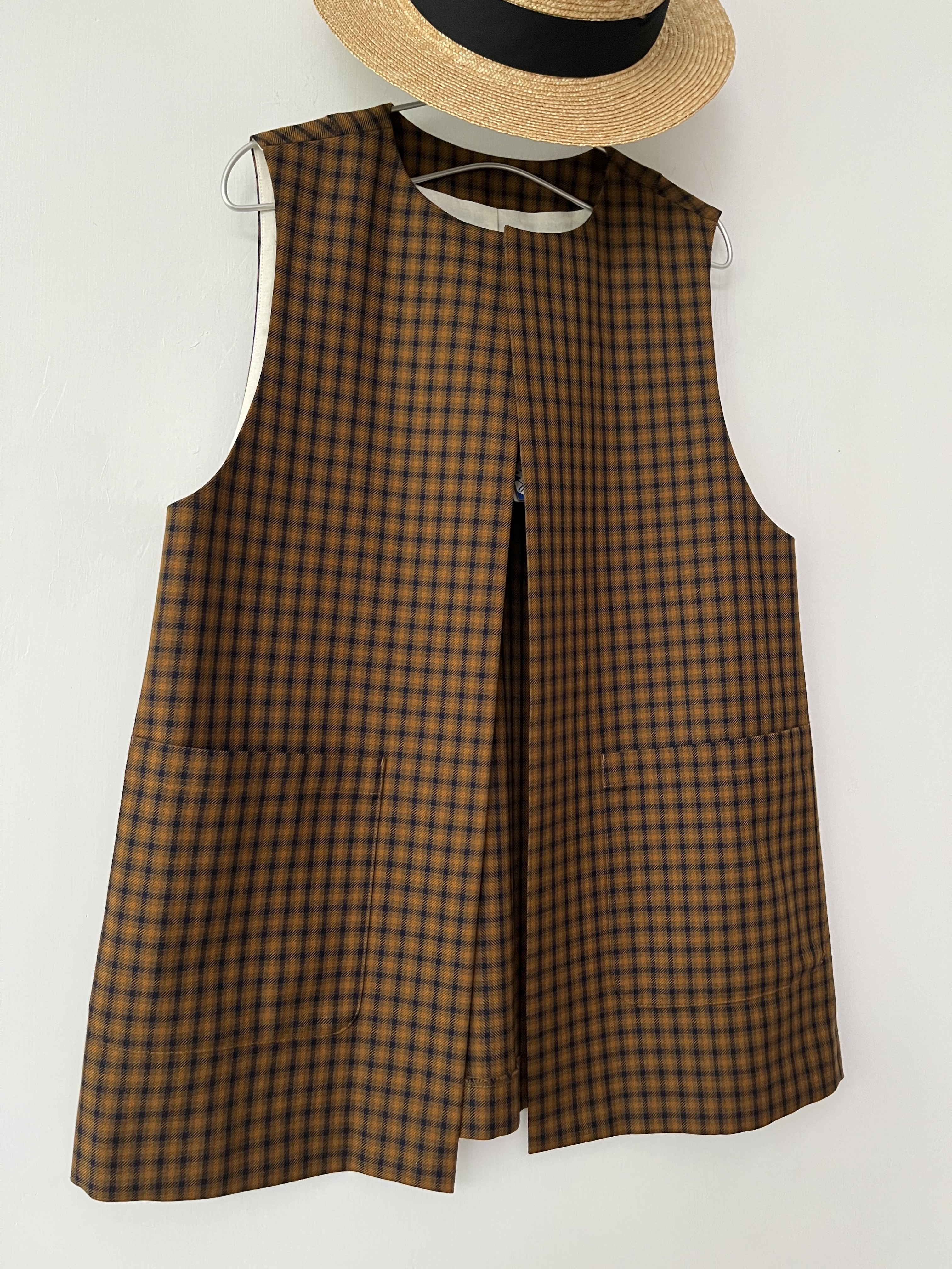 日本製啡色格仔薄料背心外套