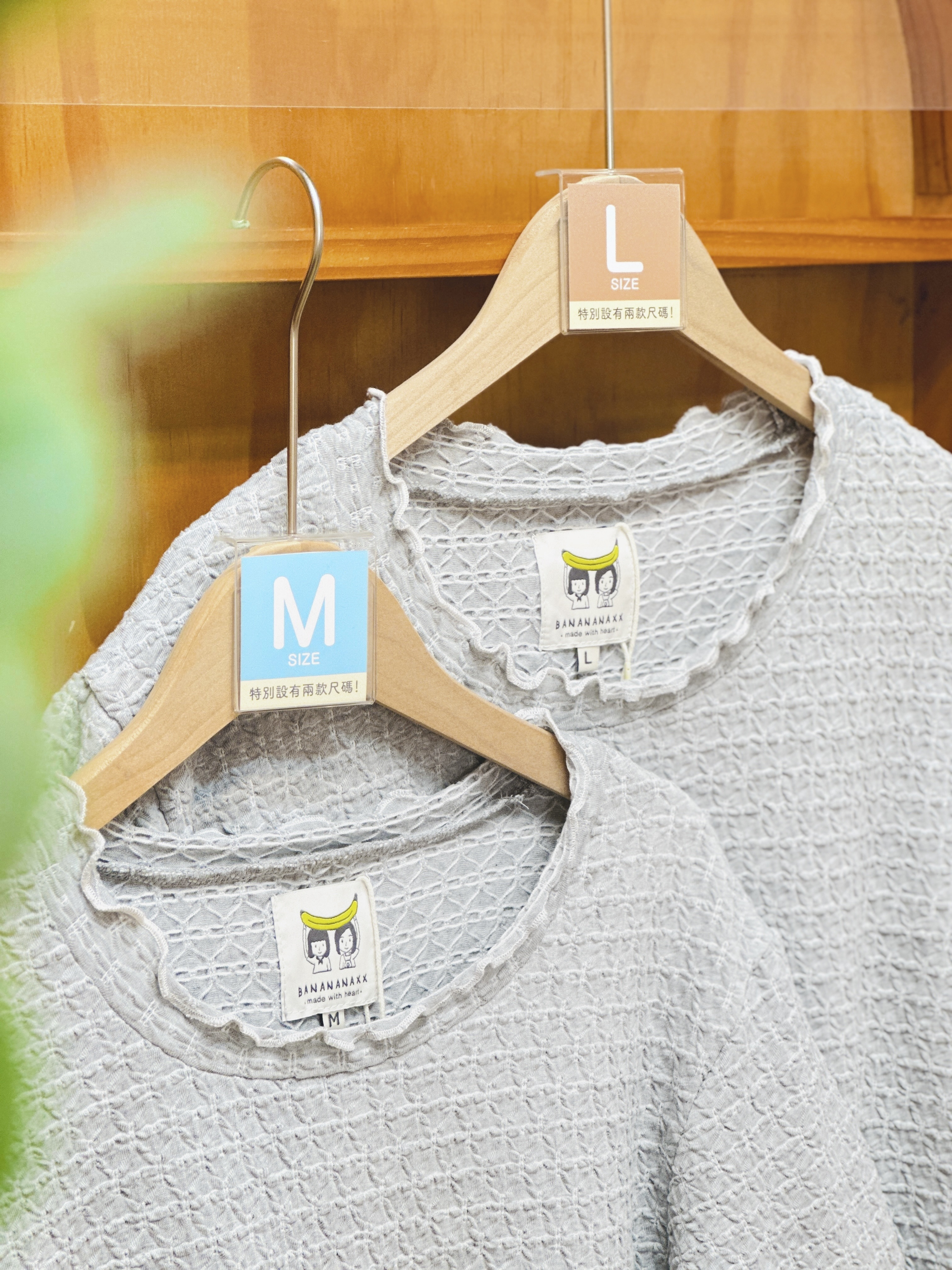 三色 / 壓花滾邊短袖上衣 / Embossed Lettuce Edge Tee