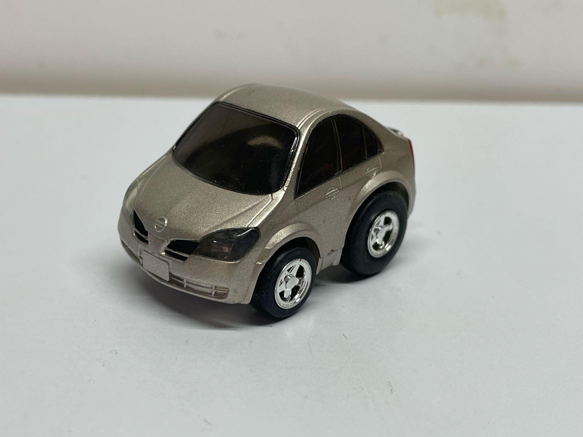 CHORO Q NISSAN PRIMERA GOLD