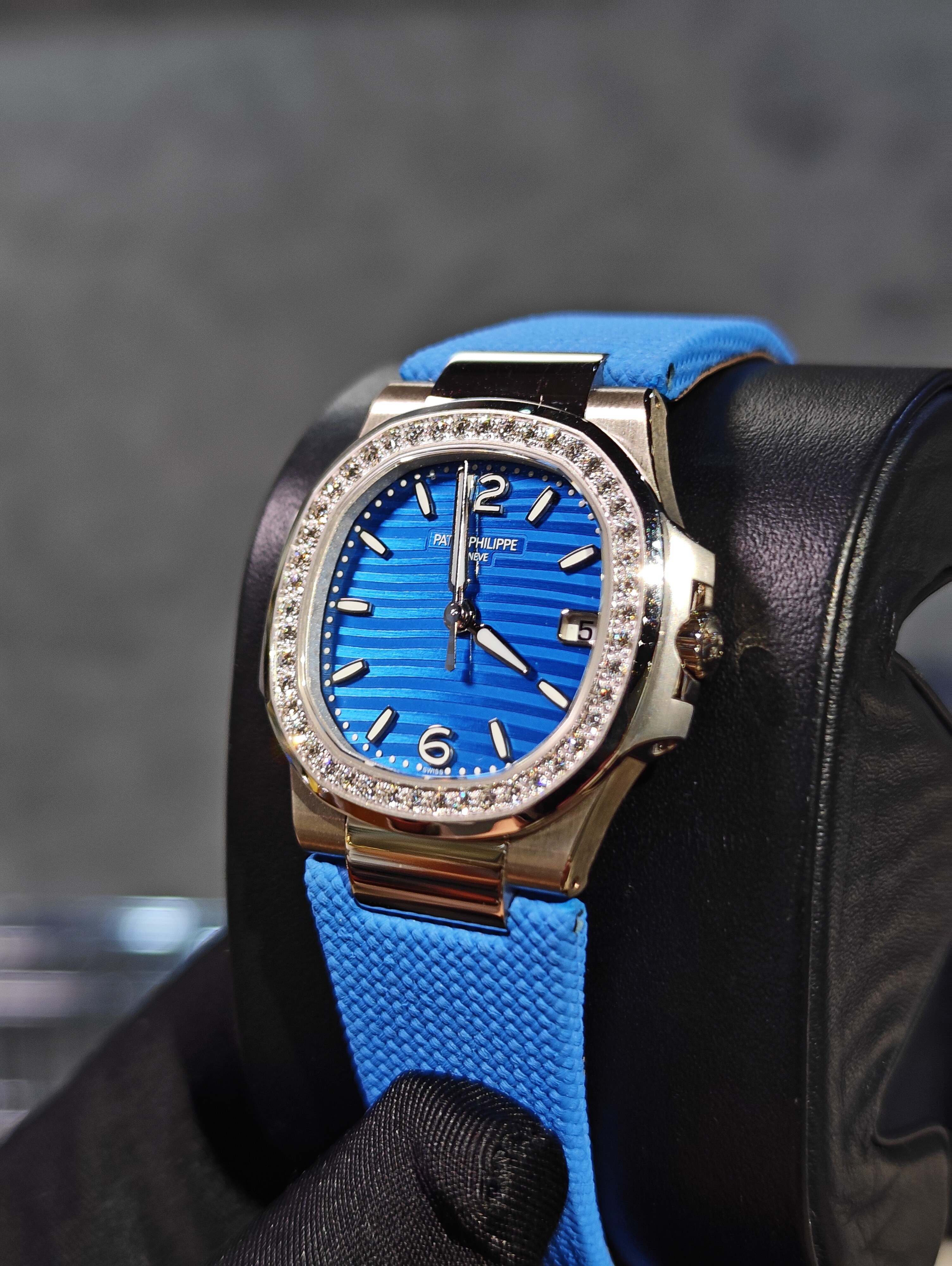 BRAND NEW PATEK PHILIPPE NAUTILUS 7010G-013 WHITE GOLD WITH DIAMOND BLUE DIAL COMPOSITE MATERIAL STRAP 32MM
