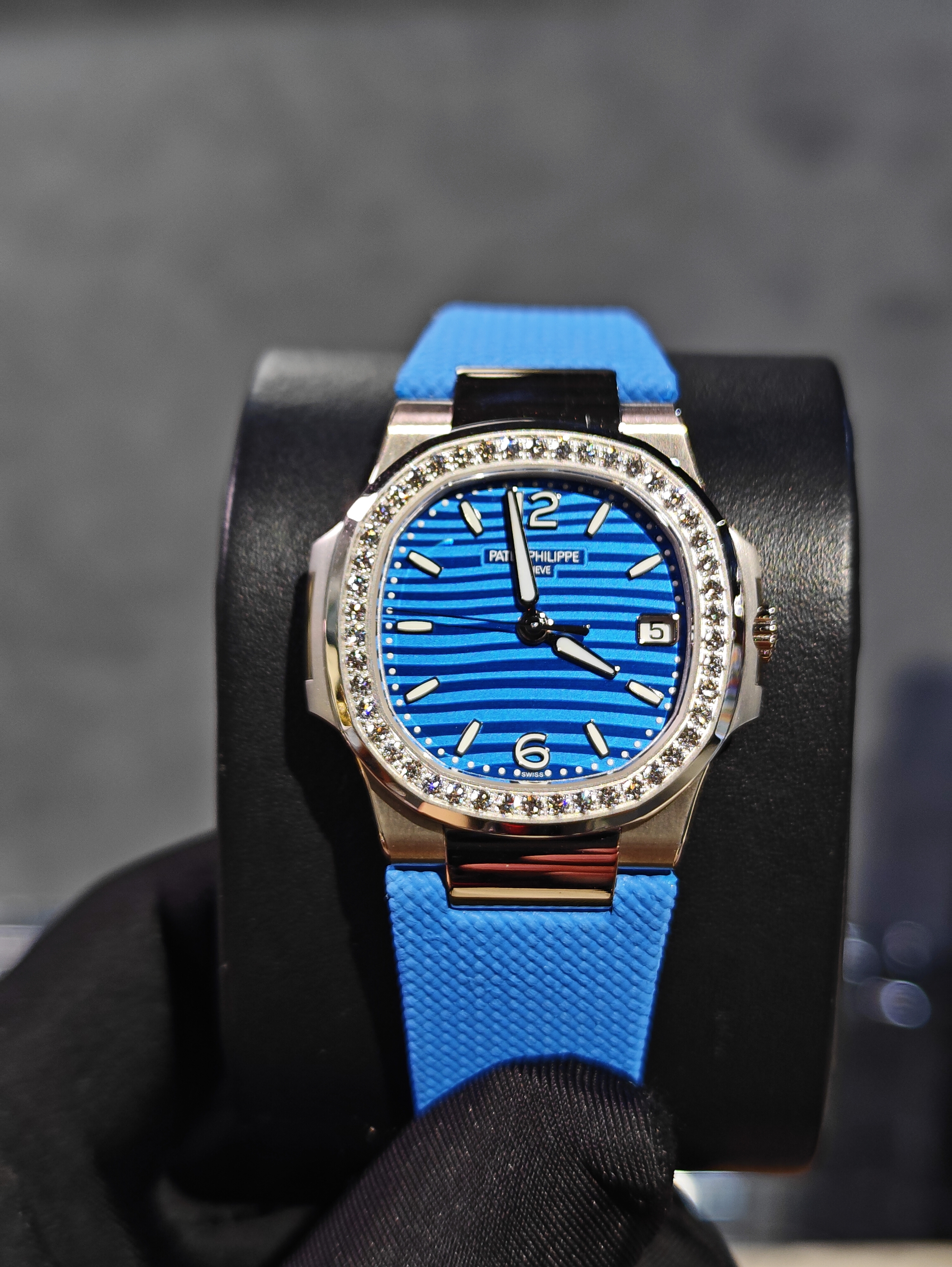 BRAND NEW PATEK PHILIPPE NAUTILUS 7010G-013 WHITE GOLD WITH DIAMOND BLUE DIAL COMPOSITE MATERIAL STRAP 32MM