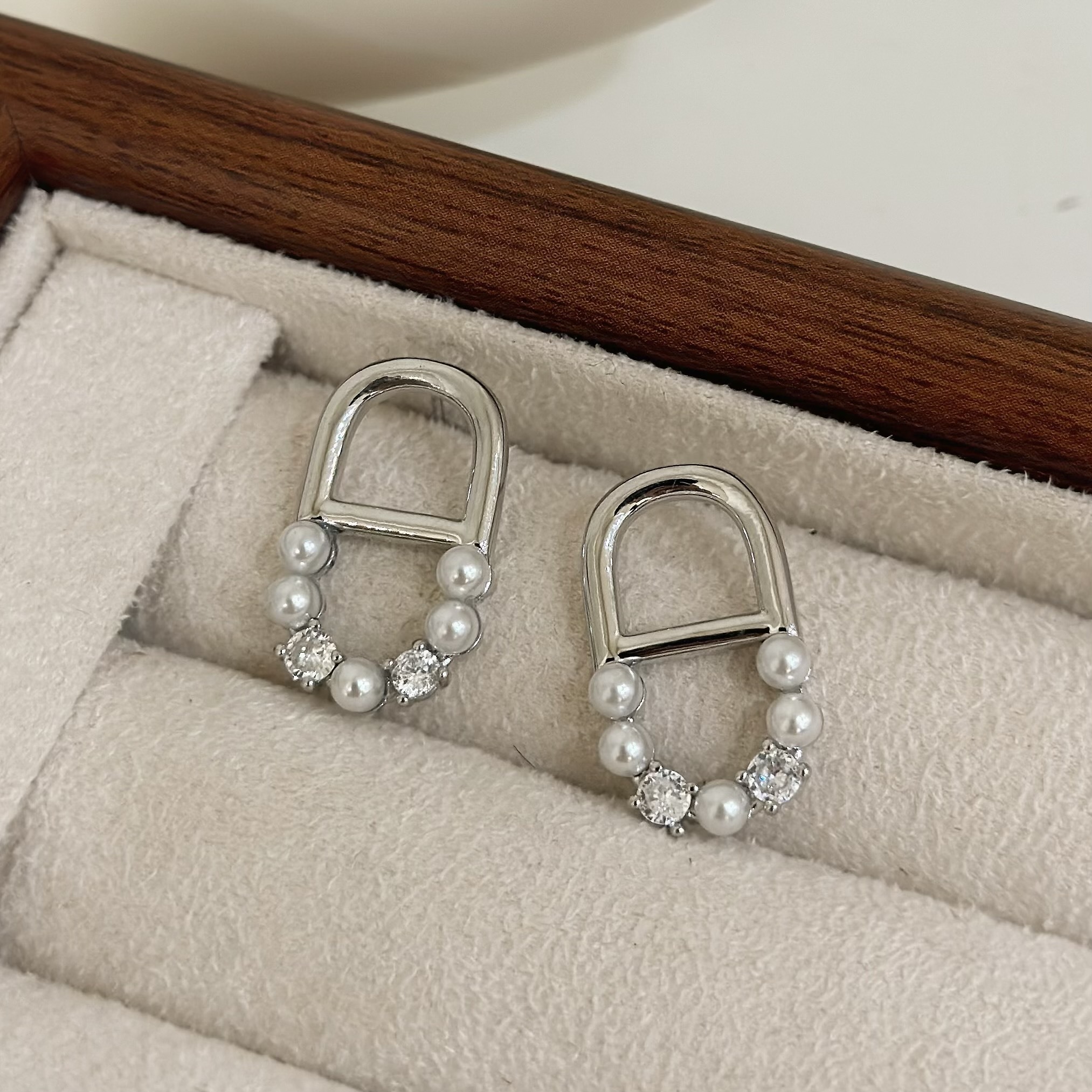 B493珍珠排鑽豬鼻耳針