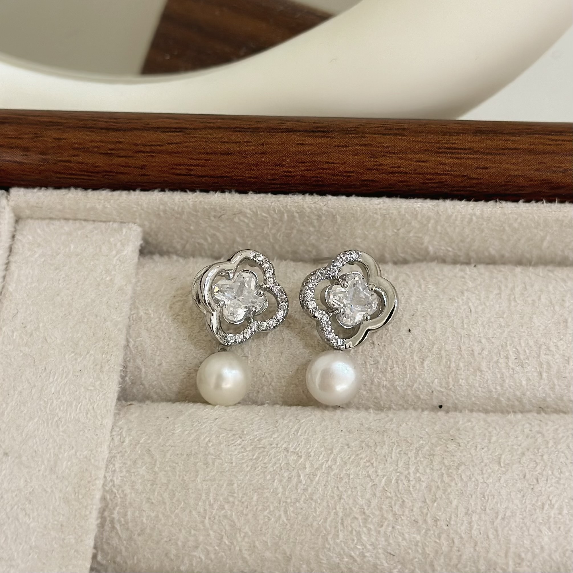 B499排鑽鋯石四葉草珍珠耳針