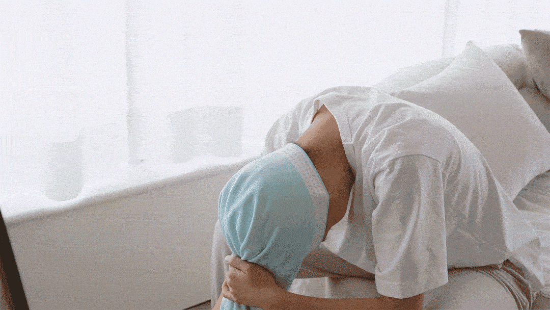 女孩低著頭包頭髮