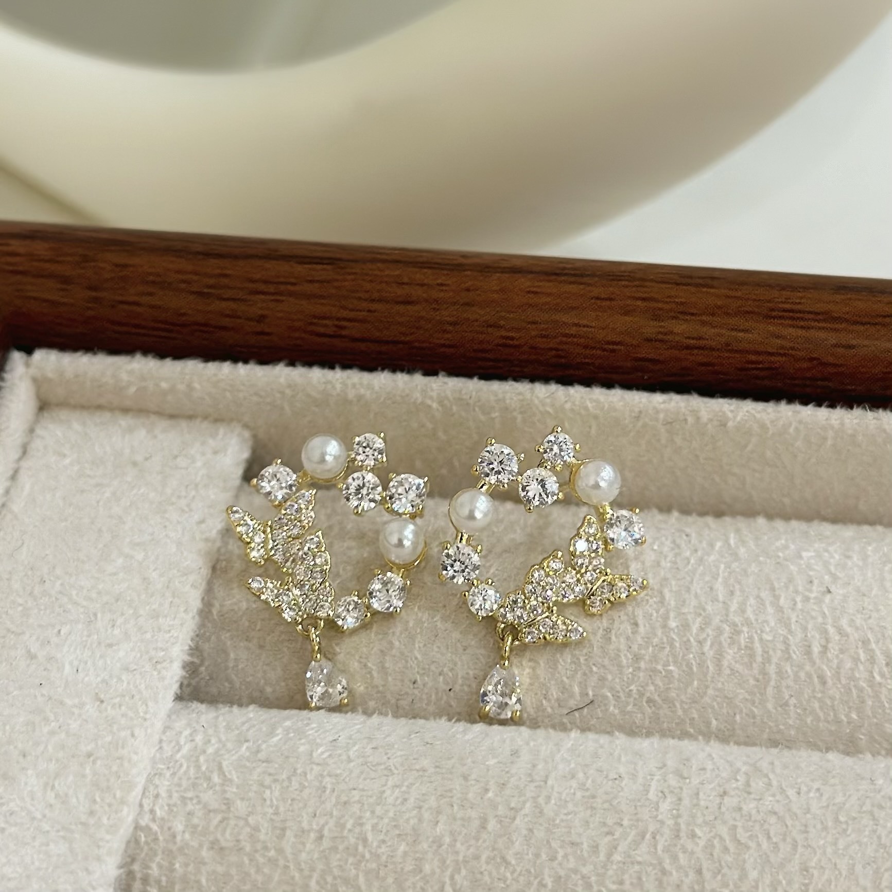 B204珍珠鑽圈蝴蝶耳針