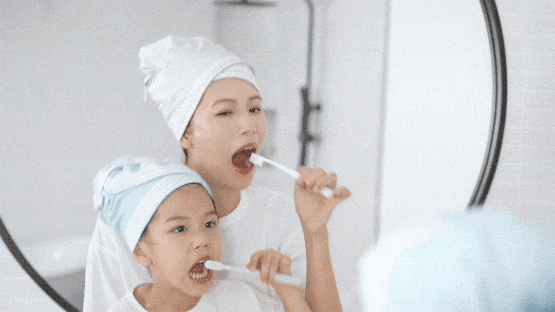 大人小孩包著乾髮帽刷牙