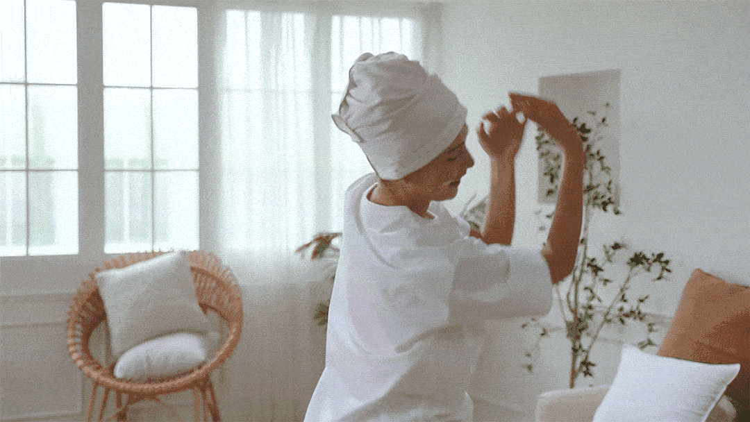 包著擦頭巾轉圈圈也如此輕盈