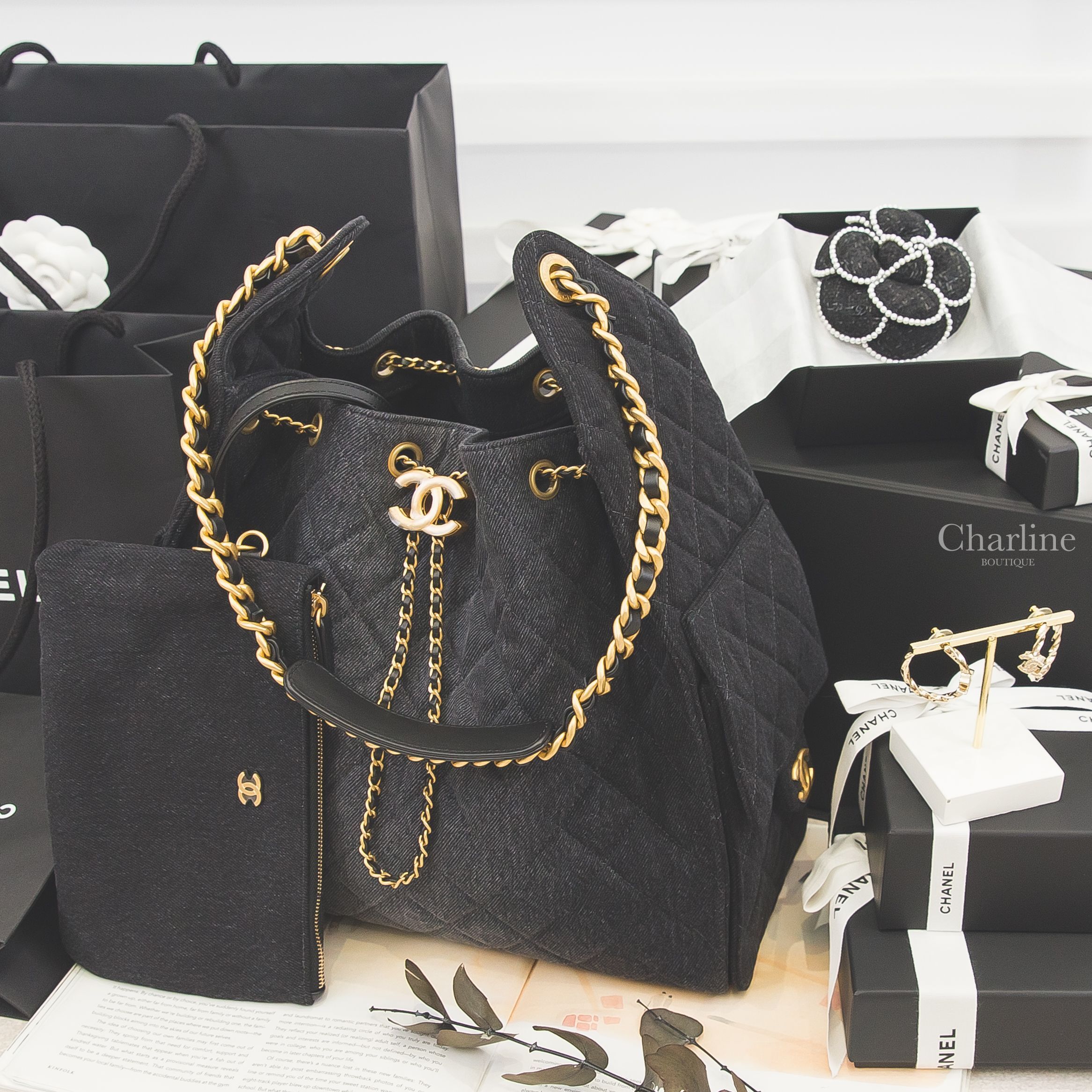 Chanel 黑色毛呢黑CC白色珍珠滾邊山茶花胸針,Chanel 25 漸層黑色金CC金鏈水洗丹寧布菱格紋側邊口袋中型束口手提肩背包,Chane 金色條紋水鑽CC圈型耳環-Charline Boutique 精品代購