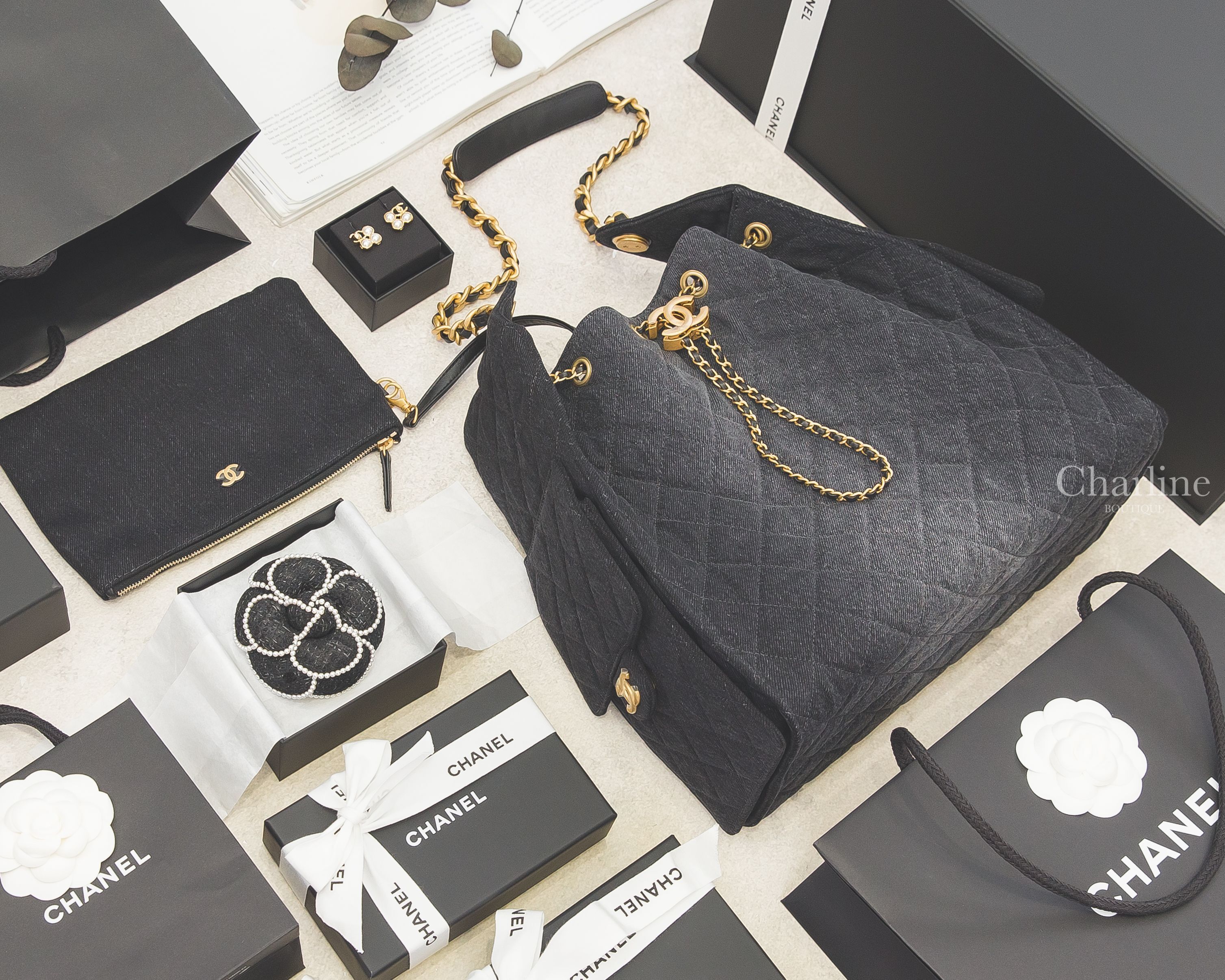 Chanel 黑色毛呢黑CC白色珍珠滾邊山茶花胸針,Chanel 25 漸層黑色金CC金鏈水洗丹寧布菱格紋側邊口袋中型束口手提肩背包,Chane 金色CC白色珍珠不對稱方形耳環-Charline Boutique 精品代購