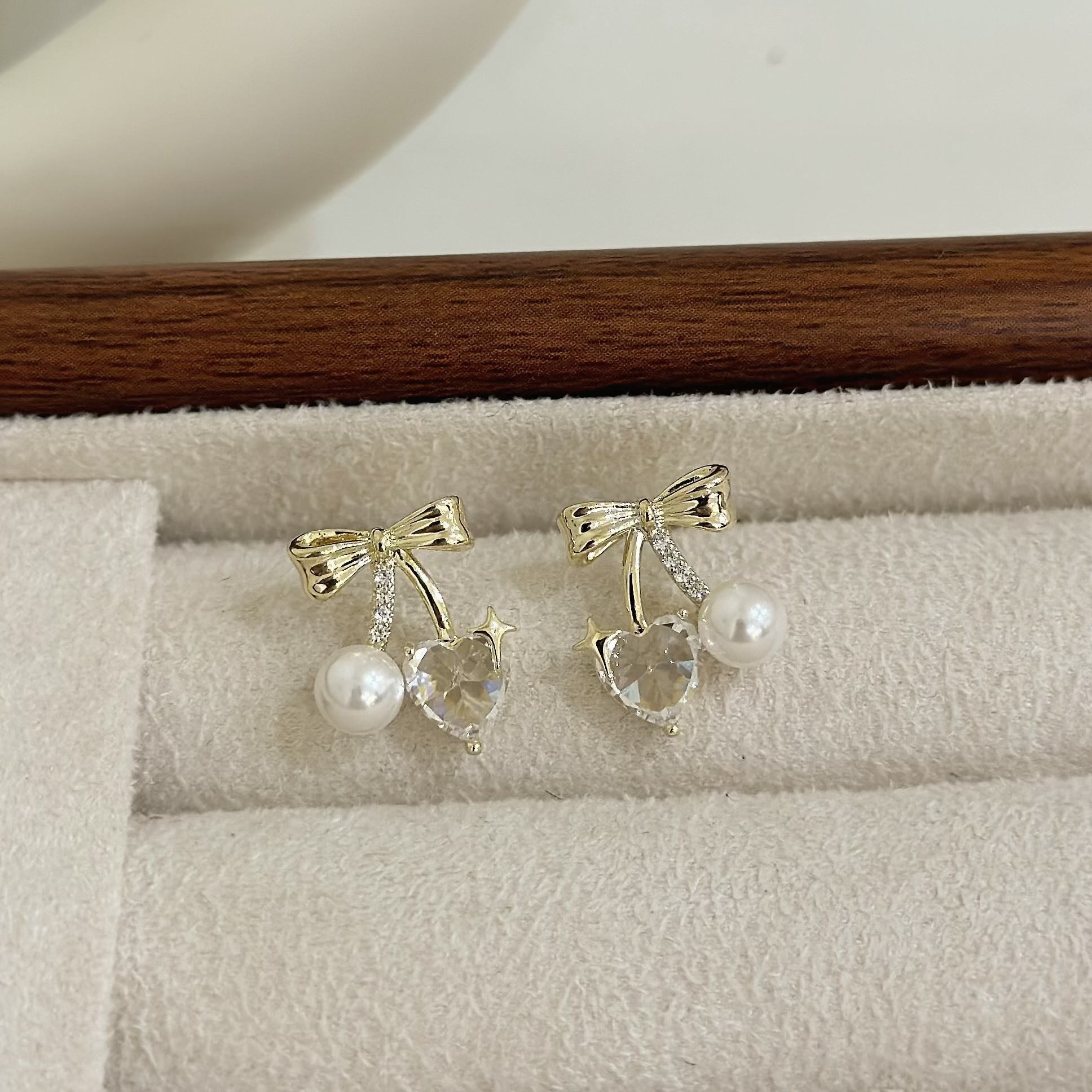 B518壓紋蝴蝶結珍珠愛心鑽耳針