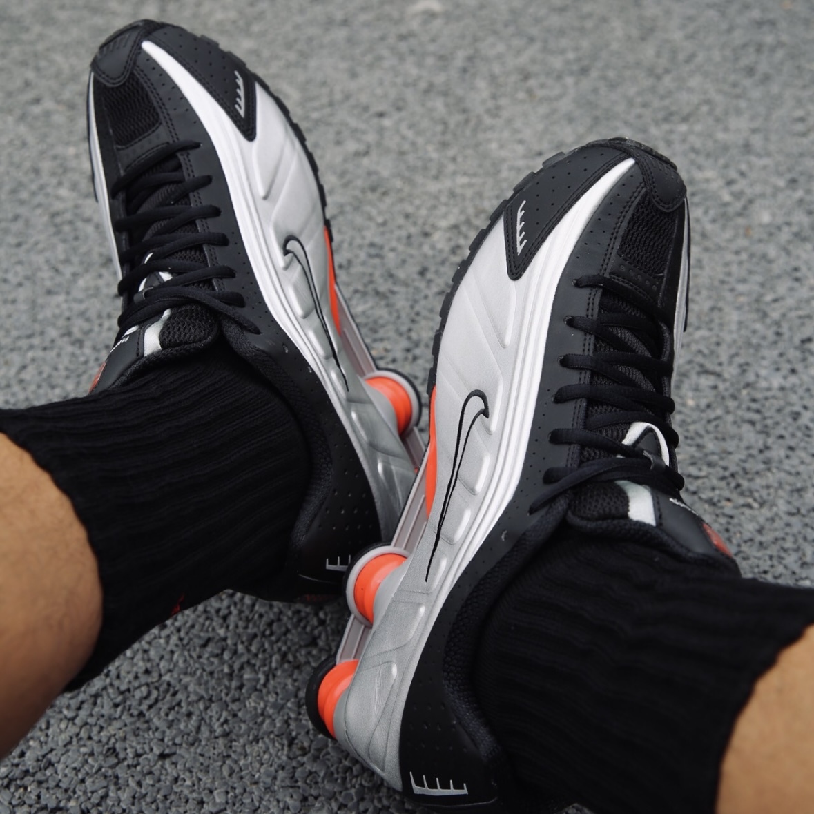 NIKE SHOX R4 復刻 新銀黑 灰 反光線 緩震 彈簧鞋 HQ1988-002